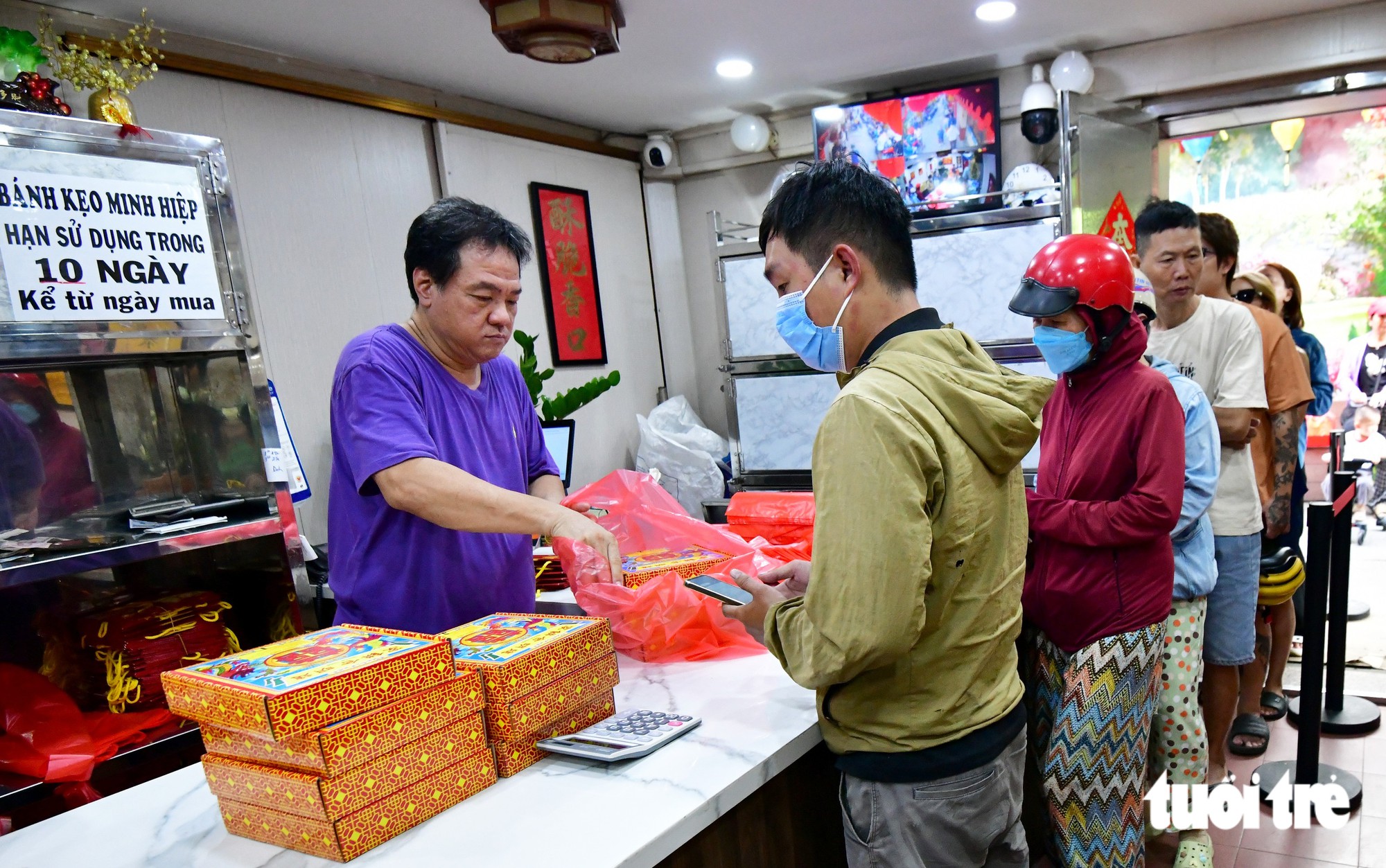 Khách rồng rắn xếp hàng mua bánh pía, ông chủ mang bánh tận nơi mời ăn thử - Ảnh 7.