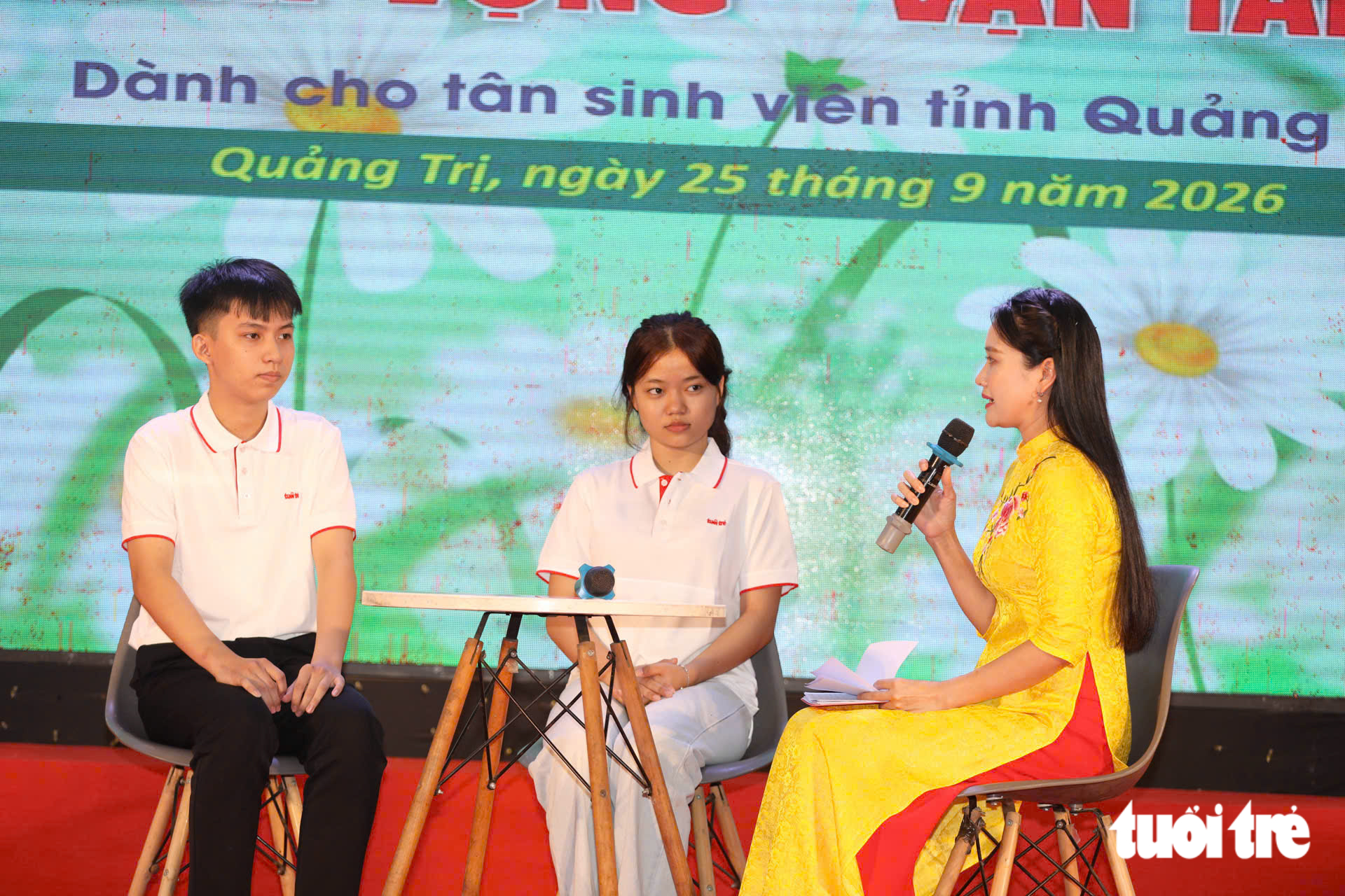 Tặng 50 triệu đồng cho nam SV không còn cha mẹ, tuổi thơ phải bán dừa, chạy bàn để được đi học - Ảnh 5.