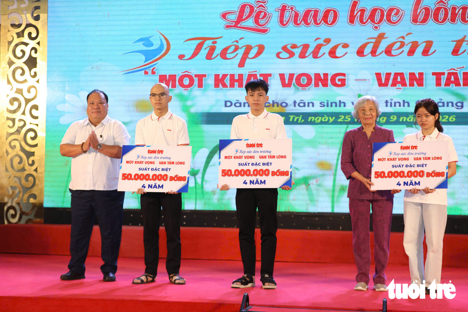 Tặng 50 triệu đồng cho nam SV không còn cha mẹ, tuổi thơ phải bán dừa, chạy bàn để được đi học - Ảnh 6.