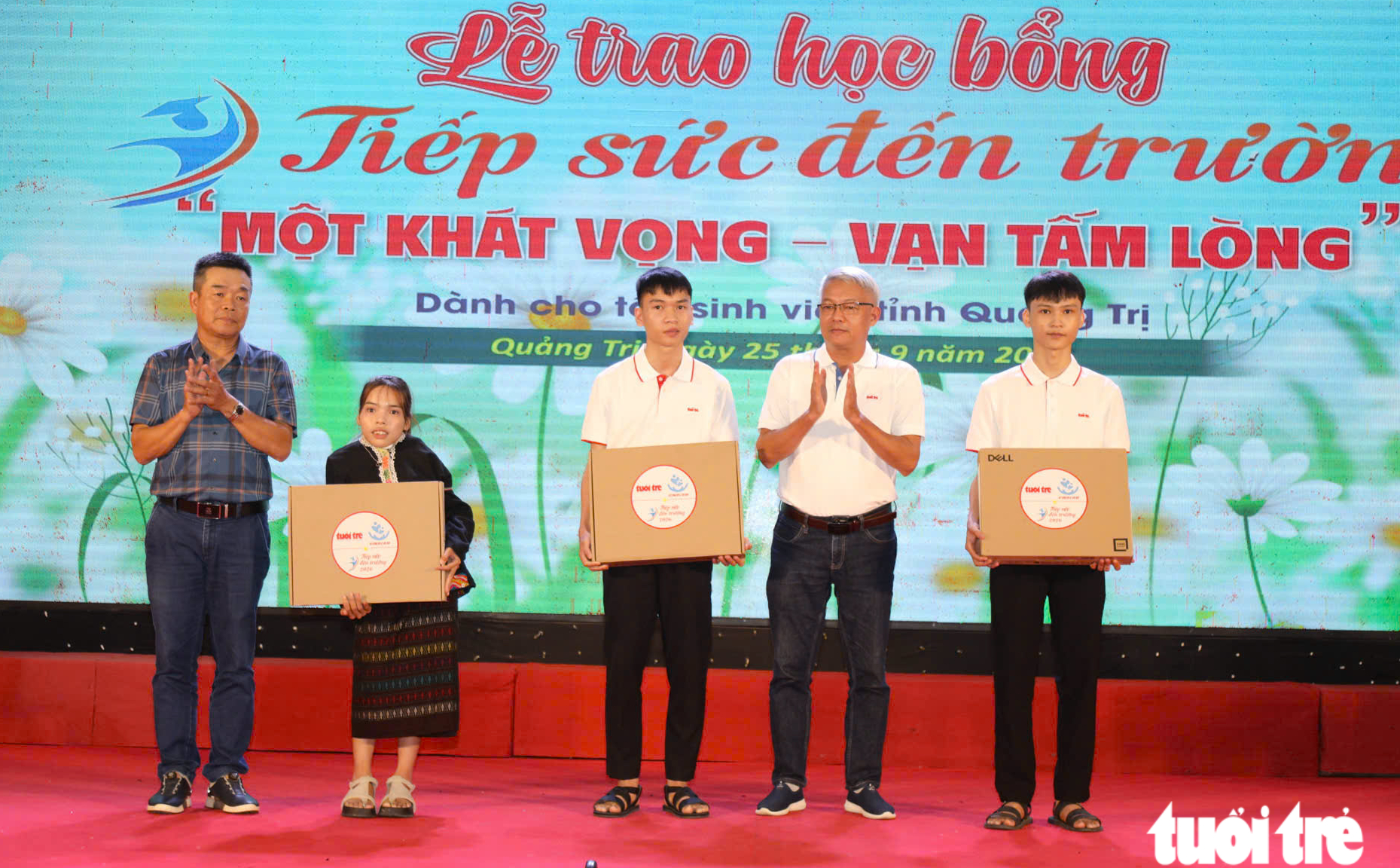 Tặng 50 triệu đồng cho nam SV không còn cha mẹ, tuổi thơ phải bán dừa, chạy bàn để được đi học - Ảnh 7.