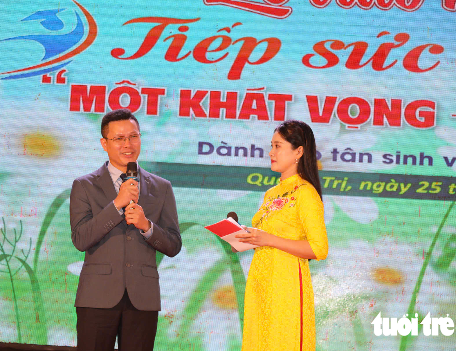 Tặng 50 triệu đồng cho nam SV không còn cha mẹ, tuổi thơ phải bán dừa, chạy bàn để được đi học - Ảnh 12.