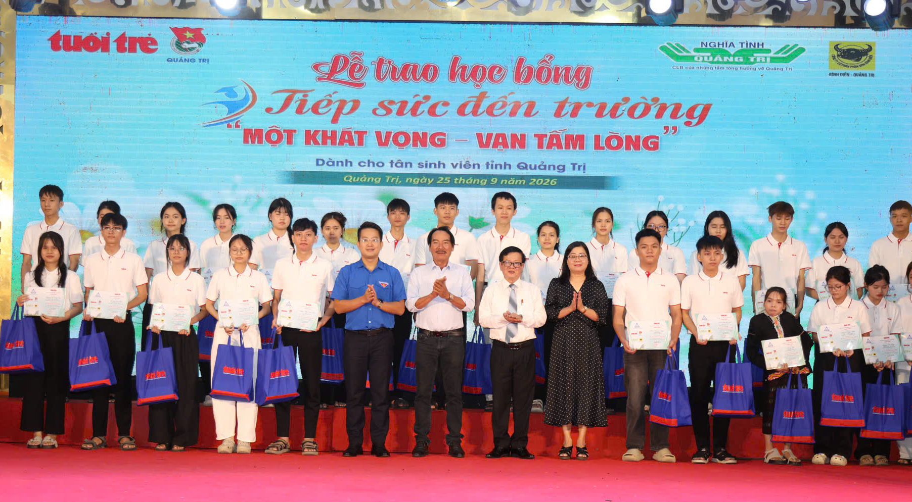 Tặng 50 triệu đồng cho nam SV không còn cha mẹ, tuổi thơ phải bán dừa, chạy bàn để được đi học - Ảnh 24.