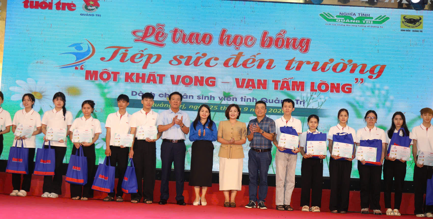 Tặng 50 triệu đồng cho nam SV không còn cha mẹ, tuổi thơ phải bán dừa, chạy bàn để được đi học - Ảnh 19.