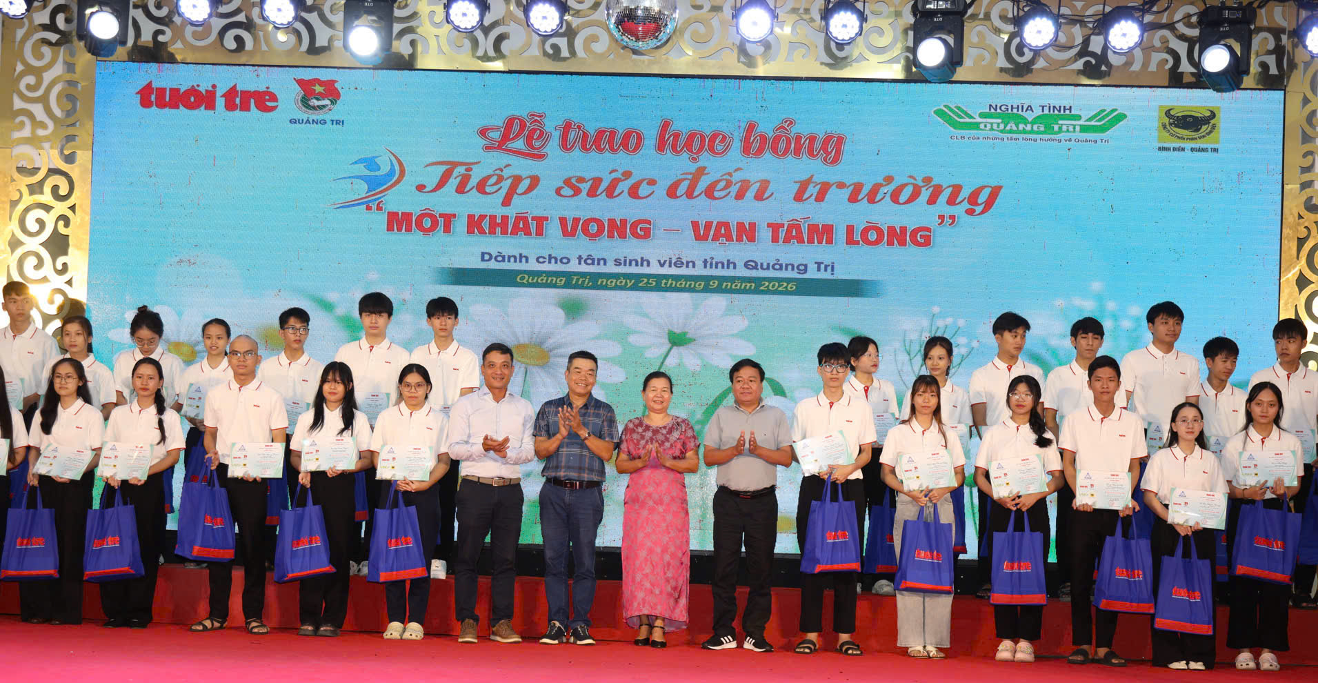 Tặng 50 triệu đồng cho nam SV không còn cha mẹ, tuổi thơ phải bán dừa, chạy bàn để được đi học - Ảnh 29.