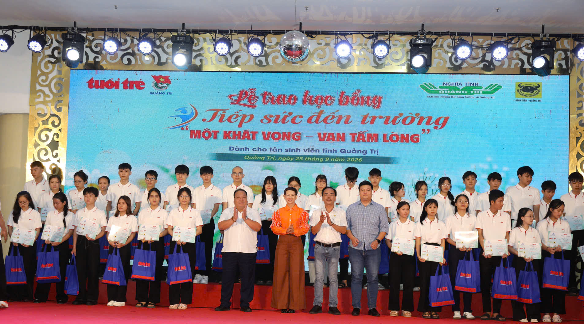Tặng 50 triệu đồng cho nam SV không còn cha mẹ, tuổi thơ phải bán dừa, chạy bàn để được đi học - Ảnh 26.