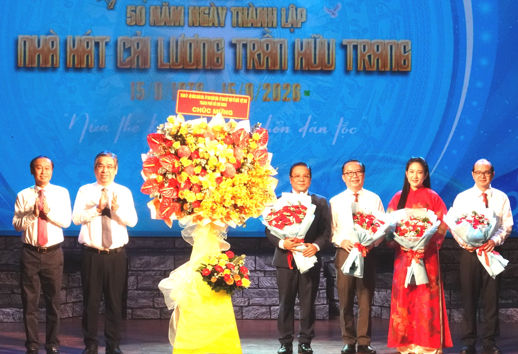 Thanh Tuấn, Minh Vương, Thoại Miêu xúc động mừng 50 năm thành lập Nhà hát Trần Hữu Trang - Ảnh 2.
