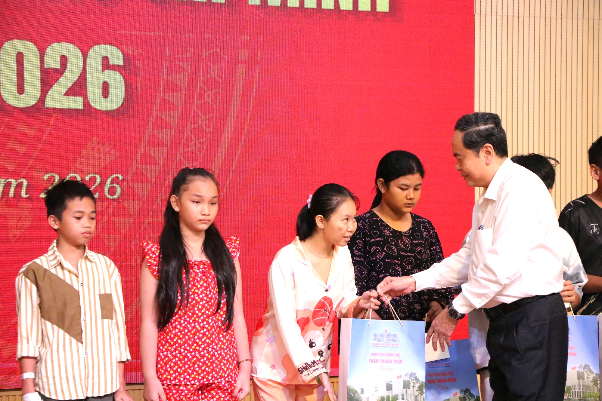 Chủ tịch Quốc hội thăm hỏi, tặng quà bệnh nhi khó khăn tại Bệnh viện Nhi đồng 1, TP.HCM - Ảnh 4.