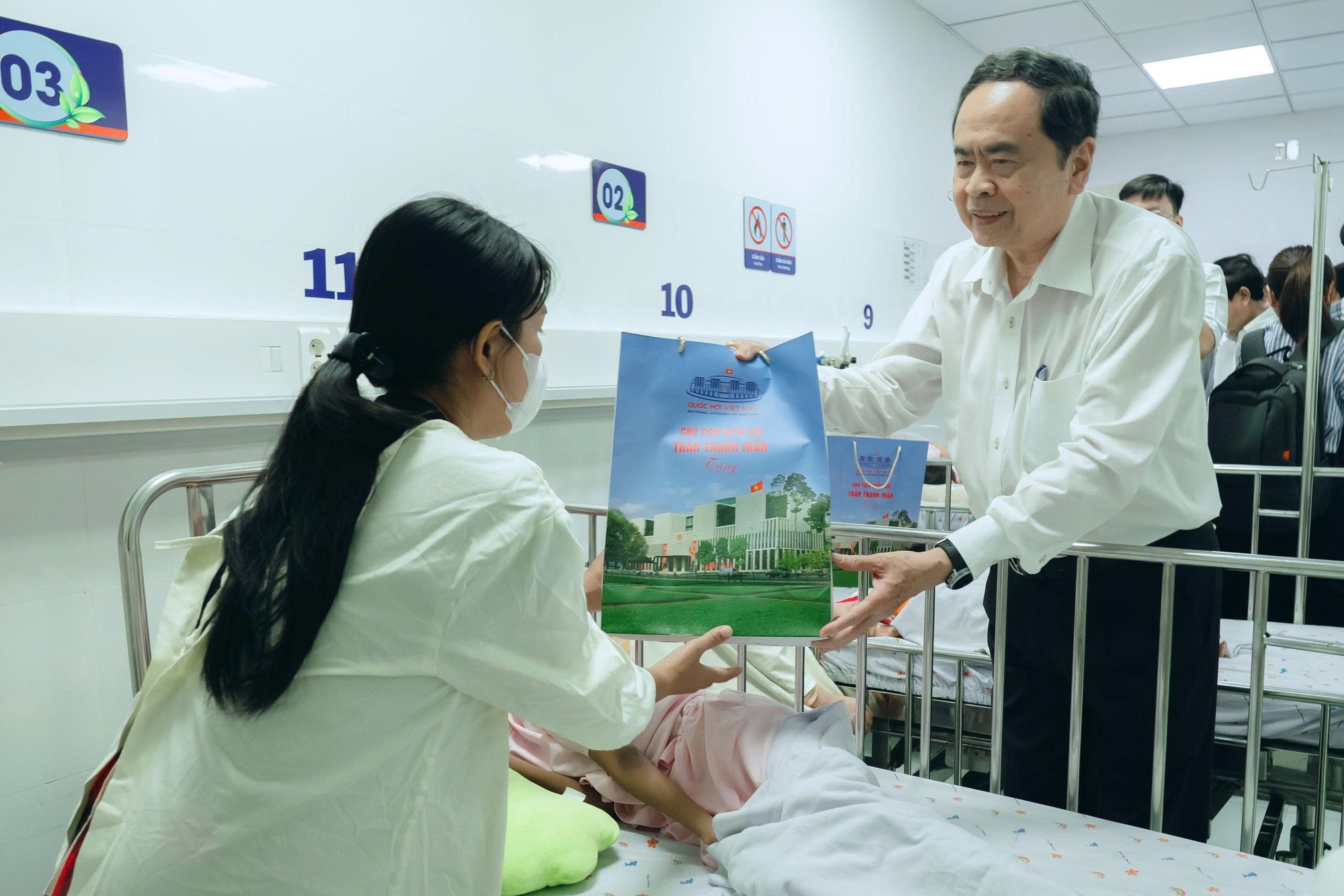 Chủ tịch Quốc hội thăm hỏi, tặng quà bệnh nhi khó khăn tại Bệnh viện Nhi đồng 1, TP.HCM - Ảnh 5.