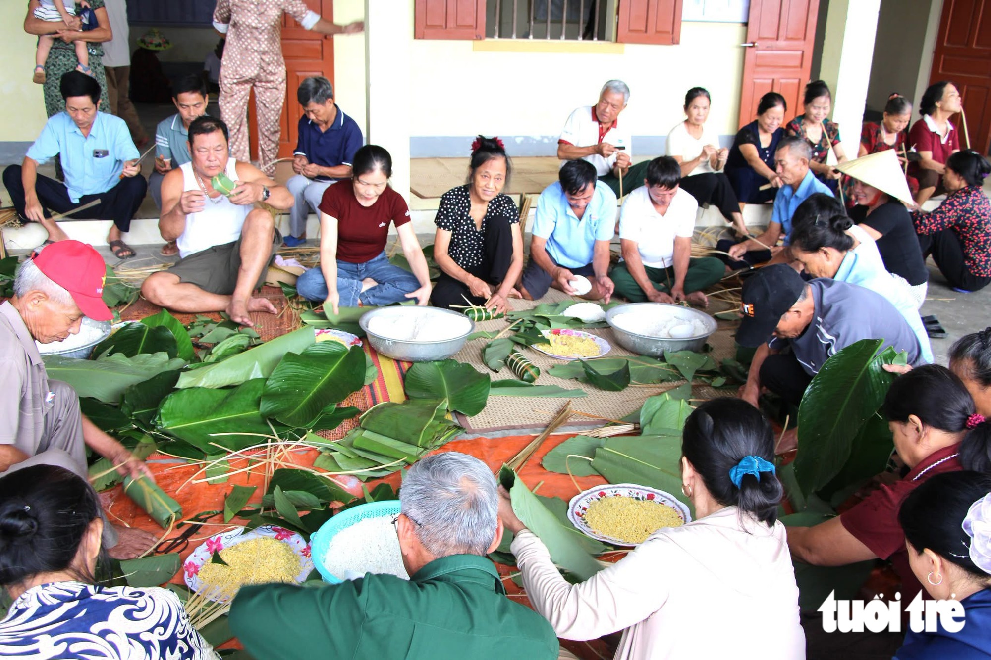 Cả làng gói bánh chưng làm quà Trung thu cho trẻ em - Ảnh 1.