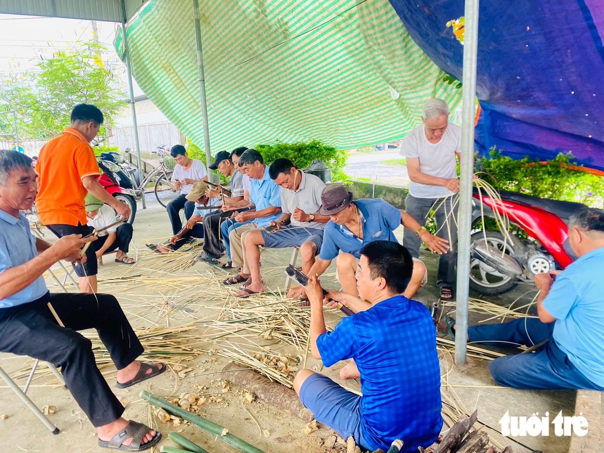 Cả làng gói bánh chưng làm quà Trung thu cho trẻ em - Ảnh 4.