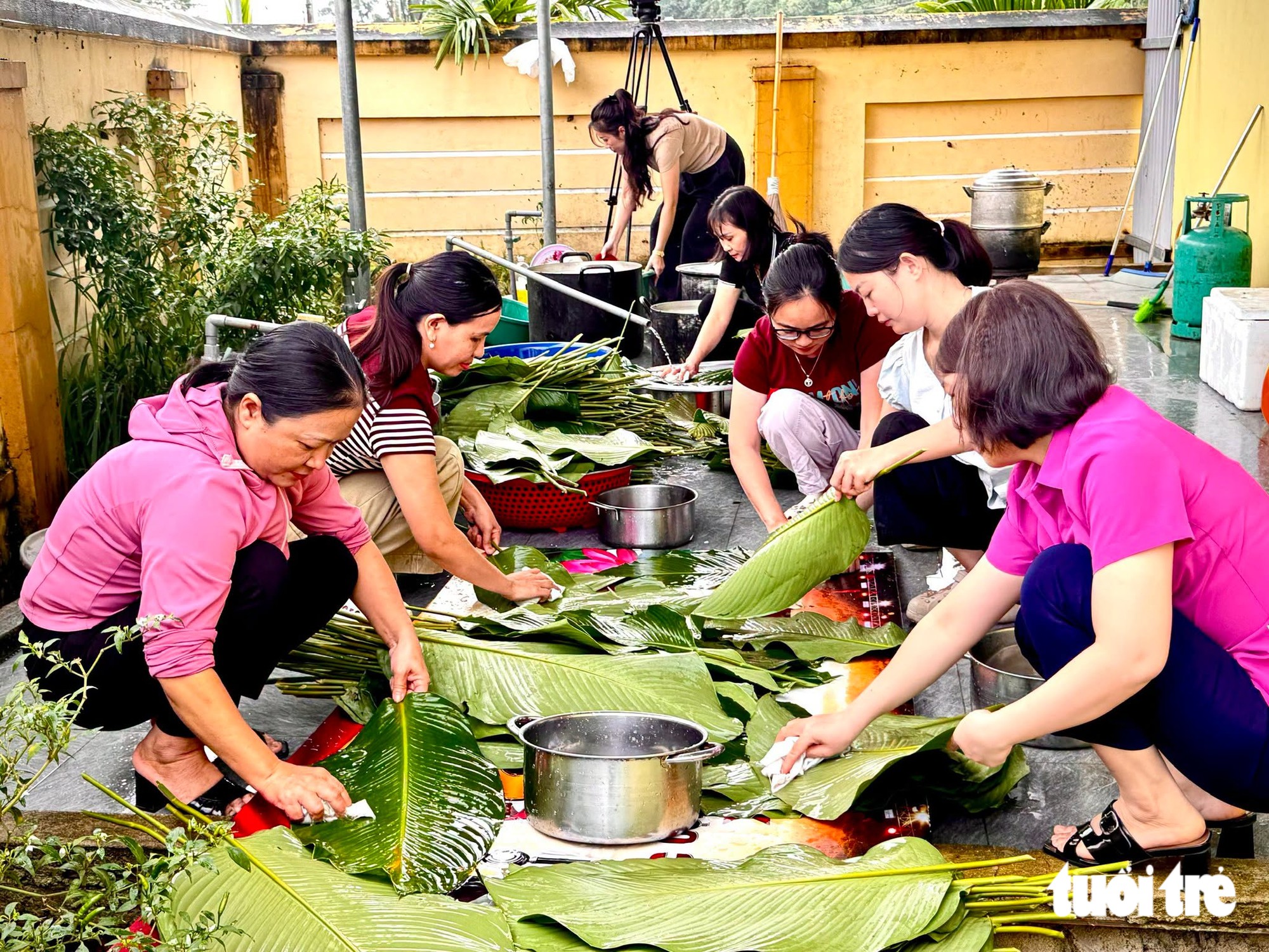 Cả làng gói bánh chưng làm quà Trung thu cho trẻ em - Ảnh 5.