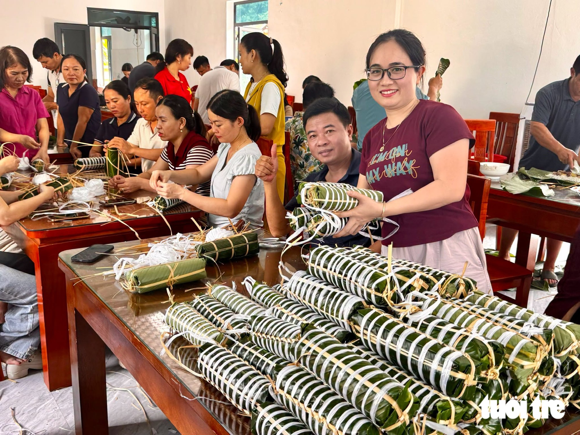 Cả làng gói bánh chưng làm quà Trung thu cho trẻ em - Ảnh 9.