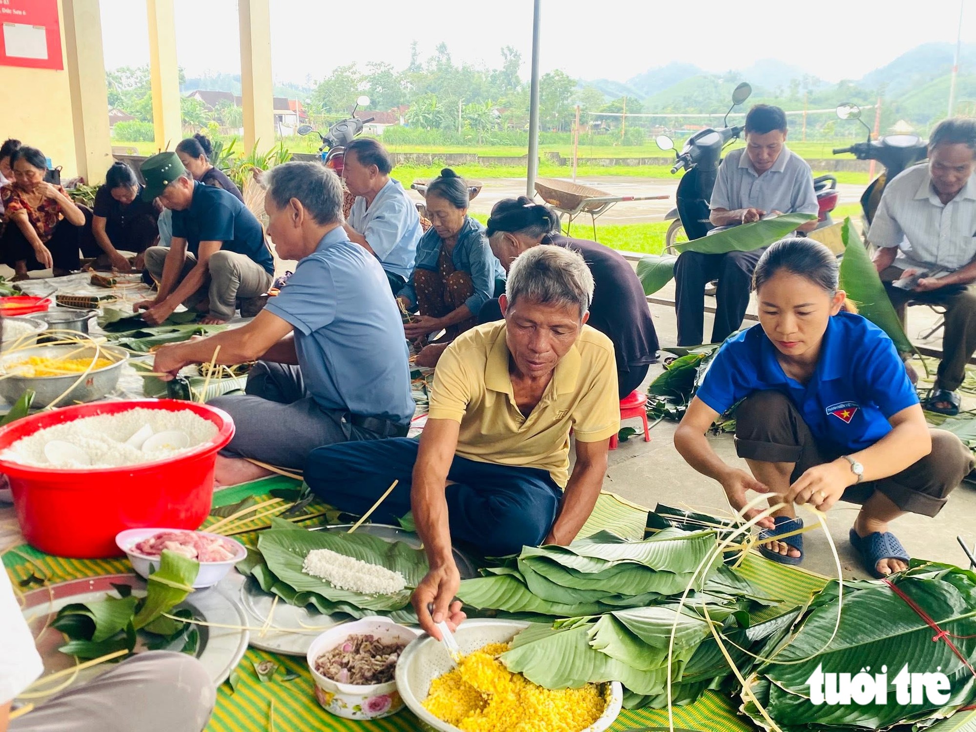 Cả làng gói bánh chưng làm quà Trung thu cho trẻ em - Ảnh 6.