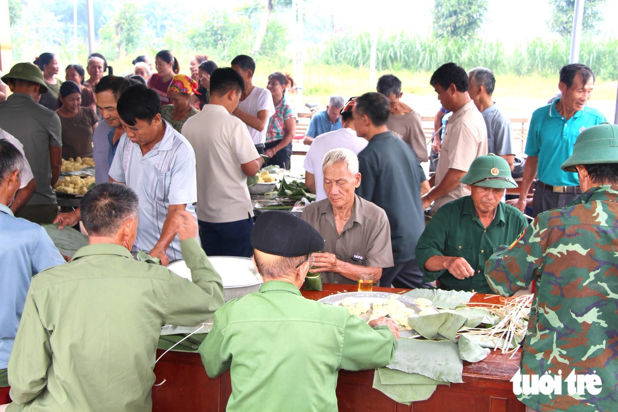 Cả làng gói bánh chưng làm quà Trung thu cho trẻ em - Ảnh 8.
