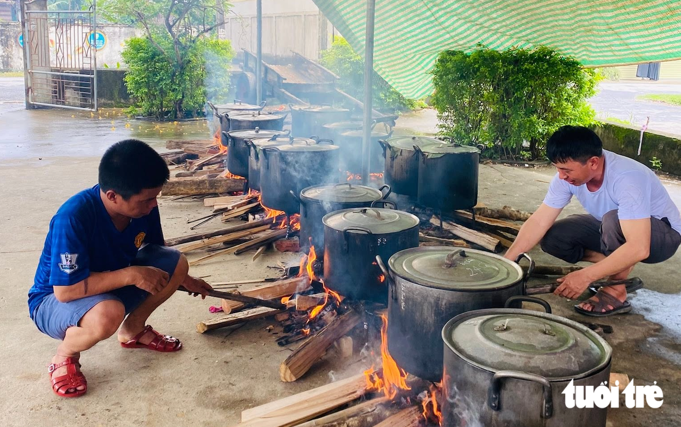 Cả làng gói bánh chưng làm quà Trung thu cho trẻ em - Ảnh 10.