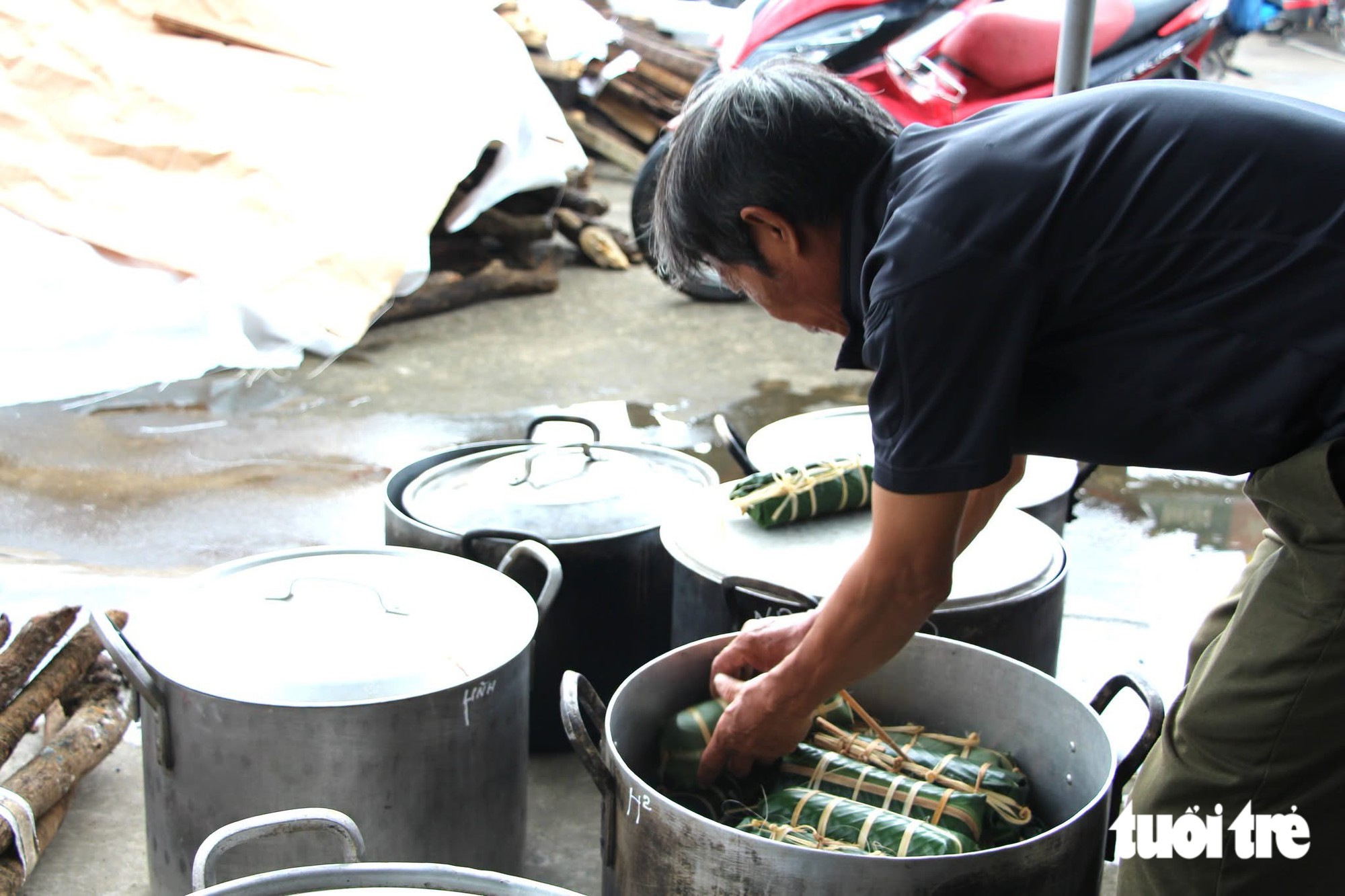 Cả làng gói bánh chưng làm quà Trung thu cho trẻ em - Ảnh 12.