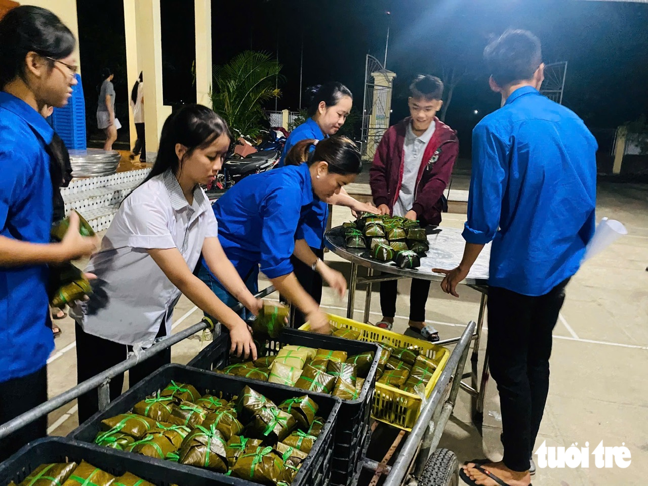 Cả làng gói bánh chưng làm quà Trung thu cho trẻ em - Ảnh 13.