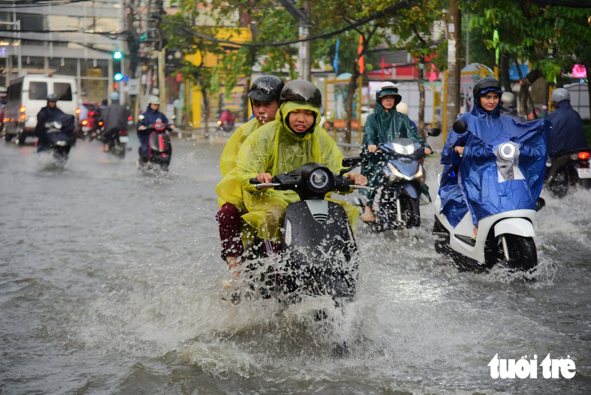 Ngã tư Nguyễn Văn Khối - Lê Văn Thọ ở TP.HCM bị ngập, học sinh dắt xe lội nước về nhà - Ảnh 1.