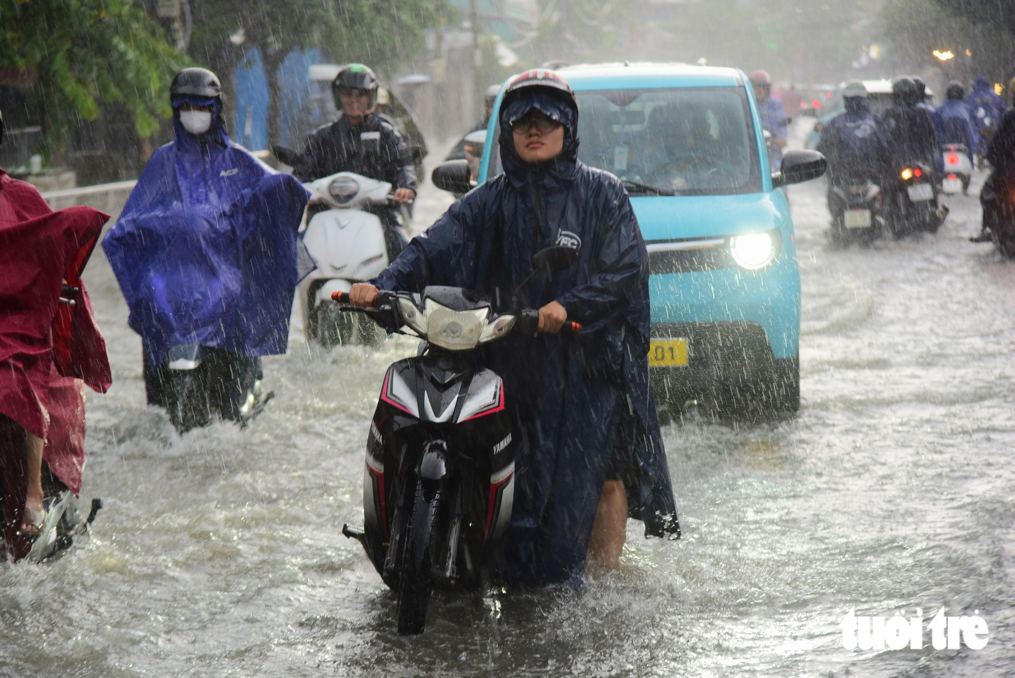 Ngã tư Nguyễn Văn Khối - Lê Văn Thọ ở TP.HCM bị ngập, học sinh dắt xe lội nước về nhà - Ảnh 2.