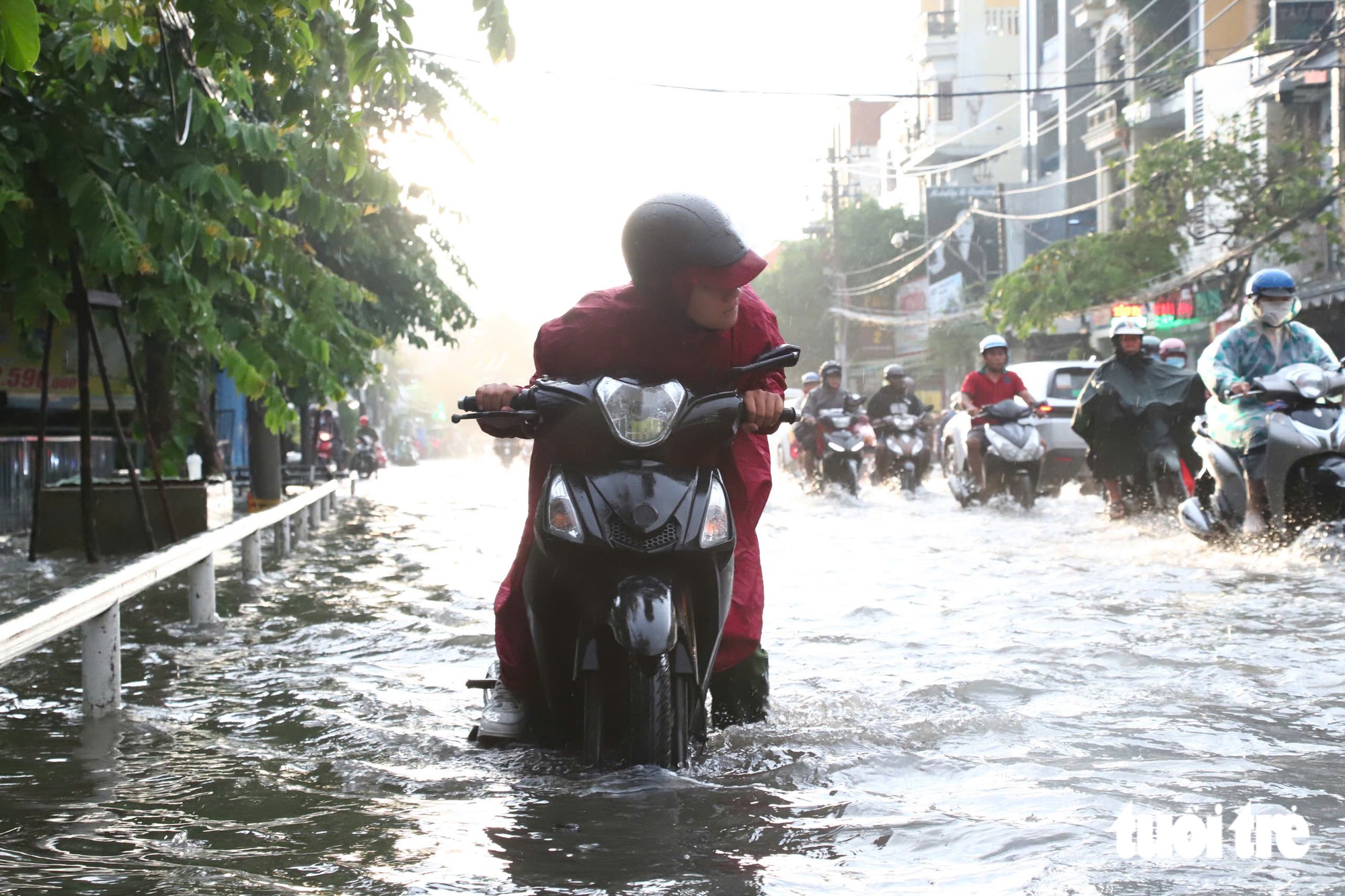 Ngã tư Nguyễn Văn Khối - Lê Văn Thọ ở TP.HCM bị ngập, học sinh dắt xe lội nước về nhà - Ảnh 4.