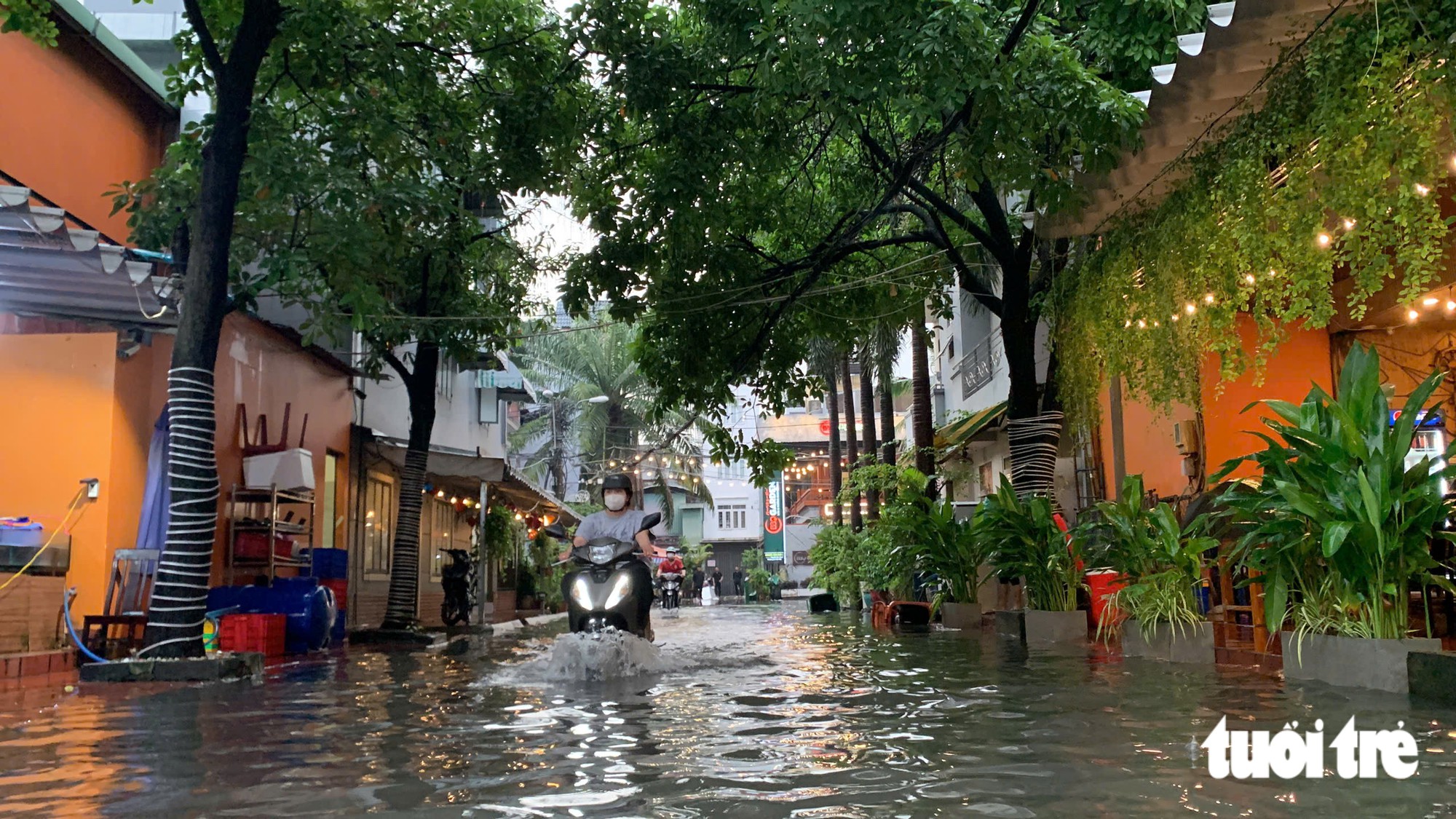 Ngã tư Nguyễn Văn Khối - Lê Văn Thọ ở TP.HCM bị ngập, học sinh dắt xe lội nước về nhà - Ảnh 5.