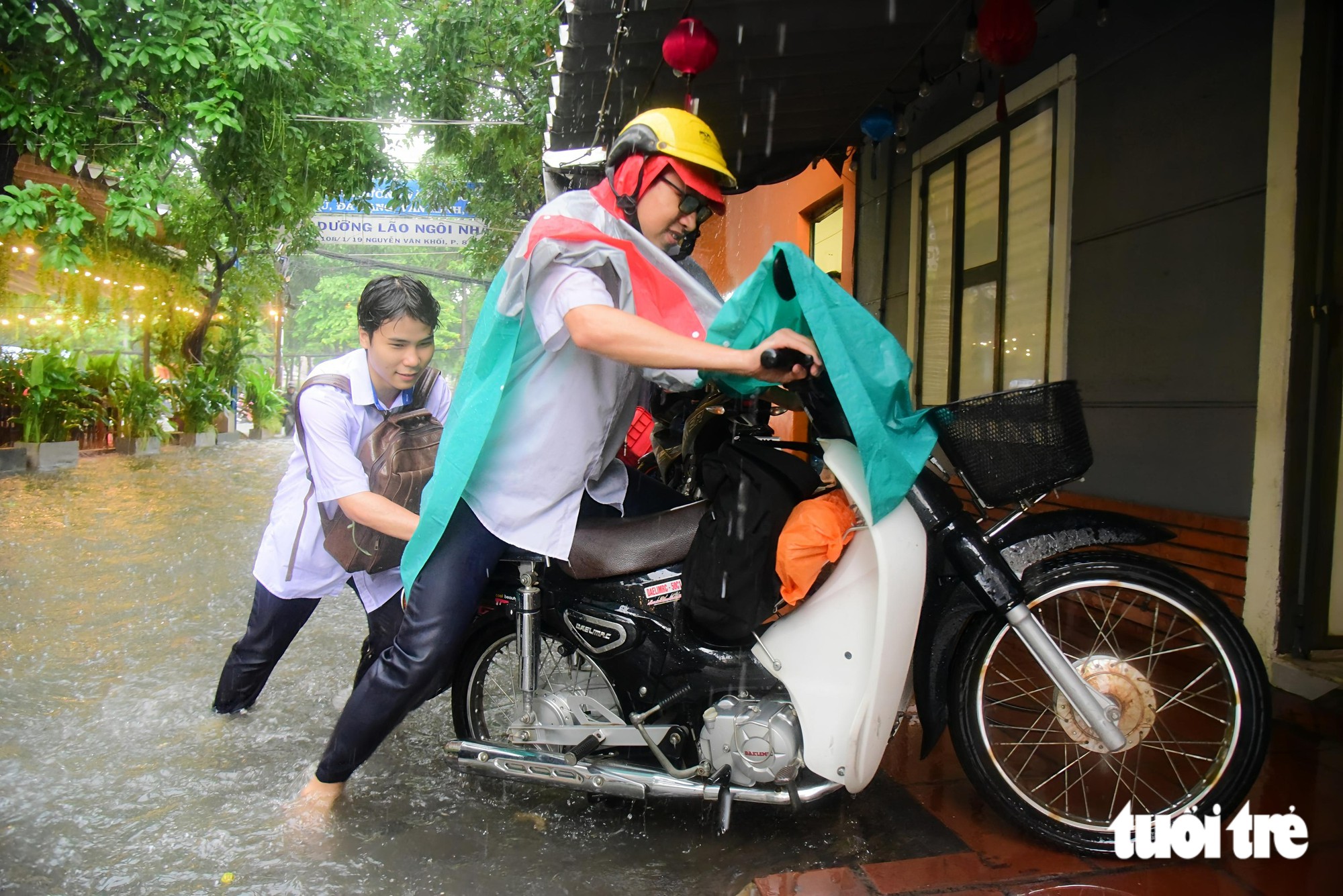 Ngã tư Nguyễn Văn Khối - Lê Văn Thọ ở TP.HCM bị ngập, học sinh dắt xe lội nước về nhà - Ảnh 6.
