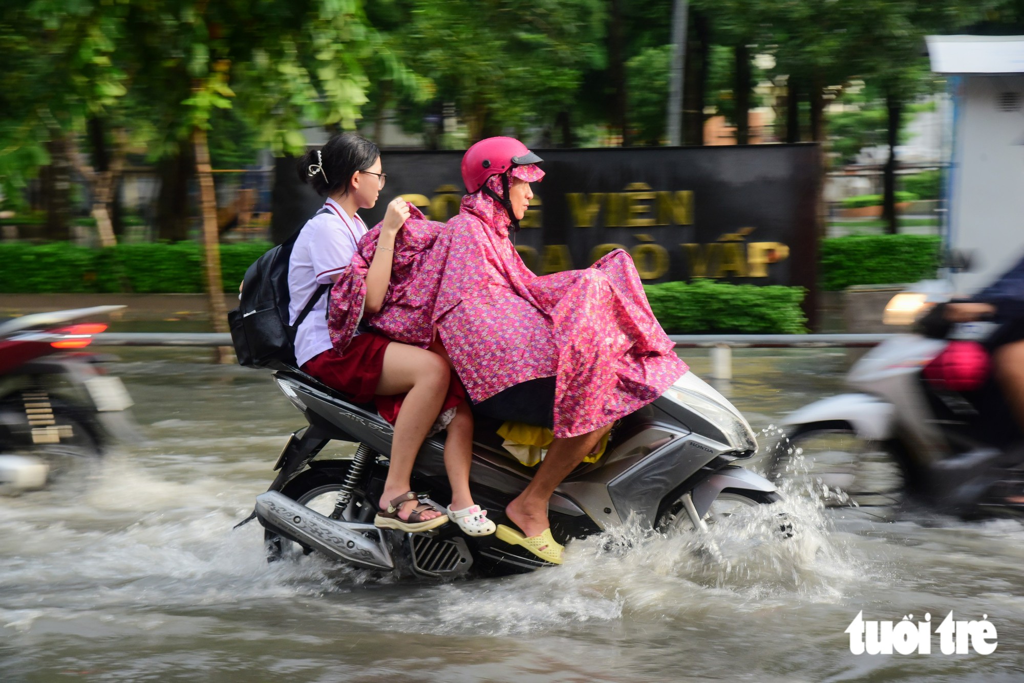 Ngã tư Nguyễn Văn Khối - Lê Văn Thọ ở TP.HCM bị ngập, học sinh dắt xe lội nước về nhà - Ảnh 10.