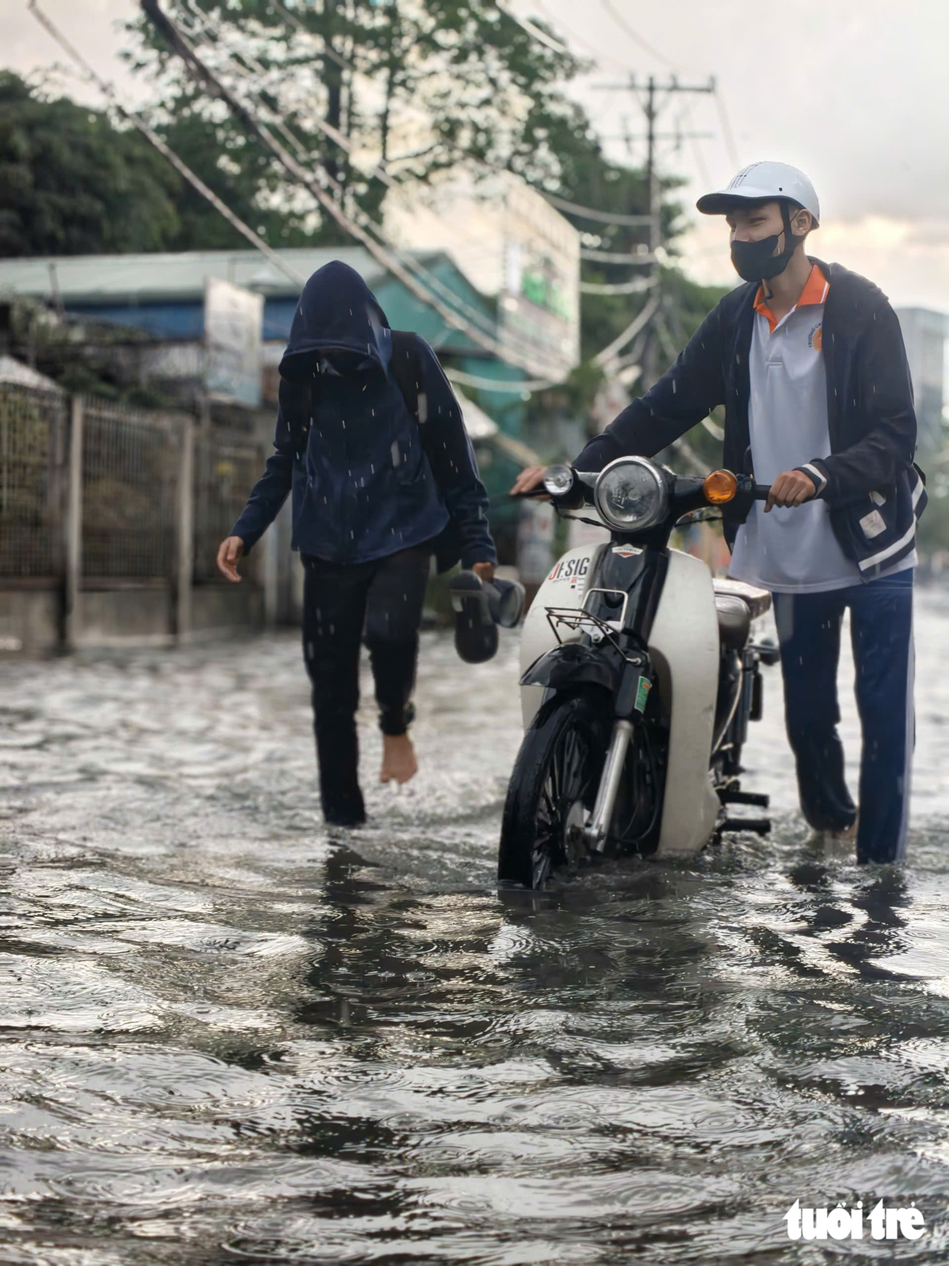 Ngã tư Nguyễn Văn Khối - Lê Văn Thọ ở TP.HCM bị ngập, học sinh dắt xe lội nước về nhà - Ảnh 7.