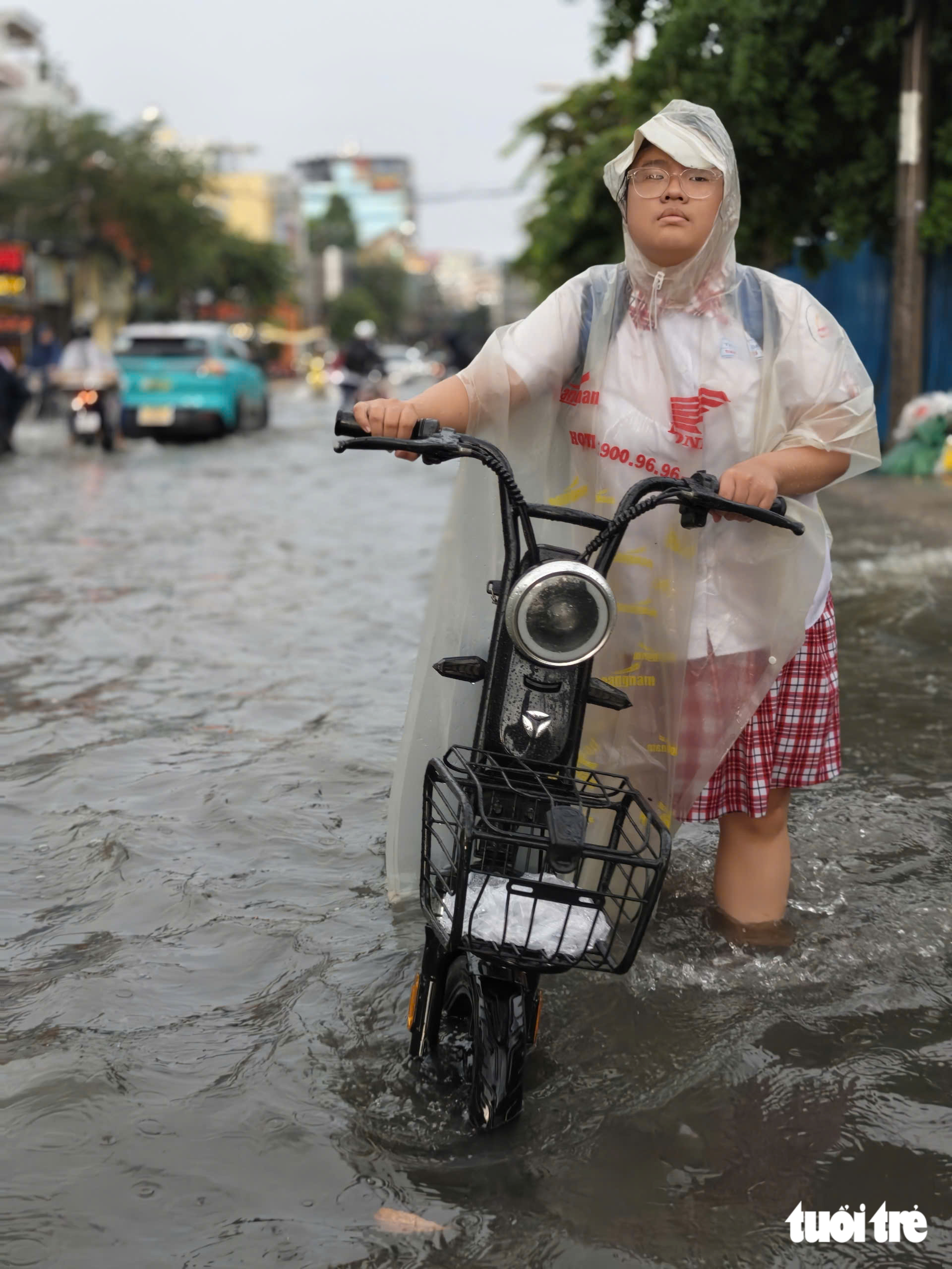 Ngã tư Nguyễn Văn Khối - Lê Văn Thọ ở TP.HCM bị ngập, học sinh dắt xe lội nước về nhà - Ảnh 8.