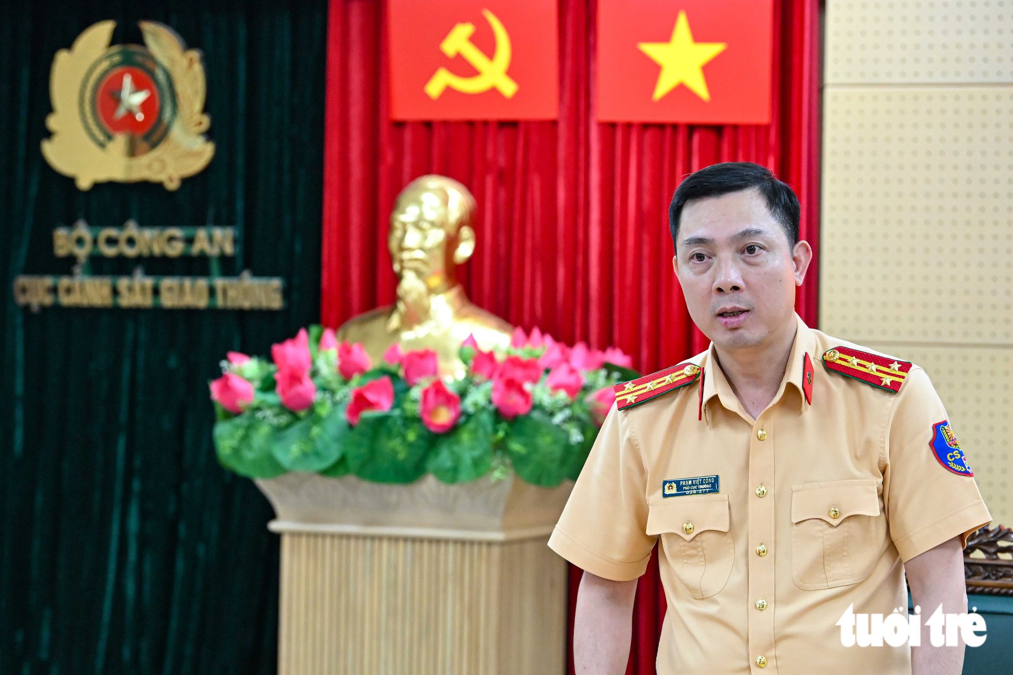 Lắp biển báo, vạch xác định khoảng cách trên cầu Nhật Tân: CSGT chủ yếu tuyên truyền, không tập trung xử phạt - Ảnh 1.