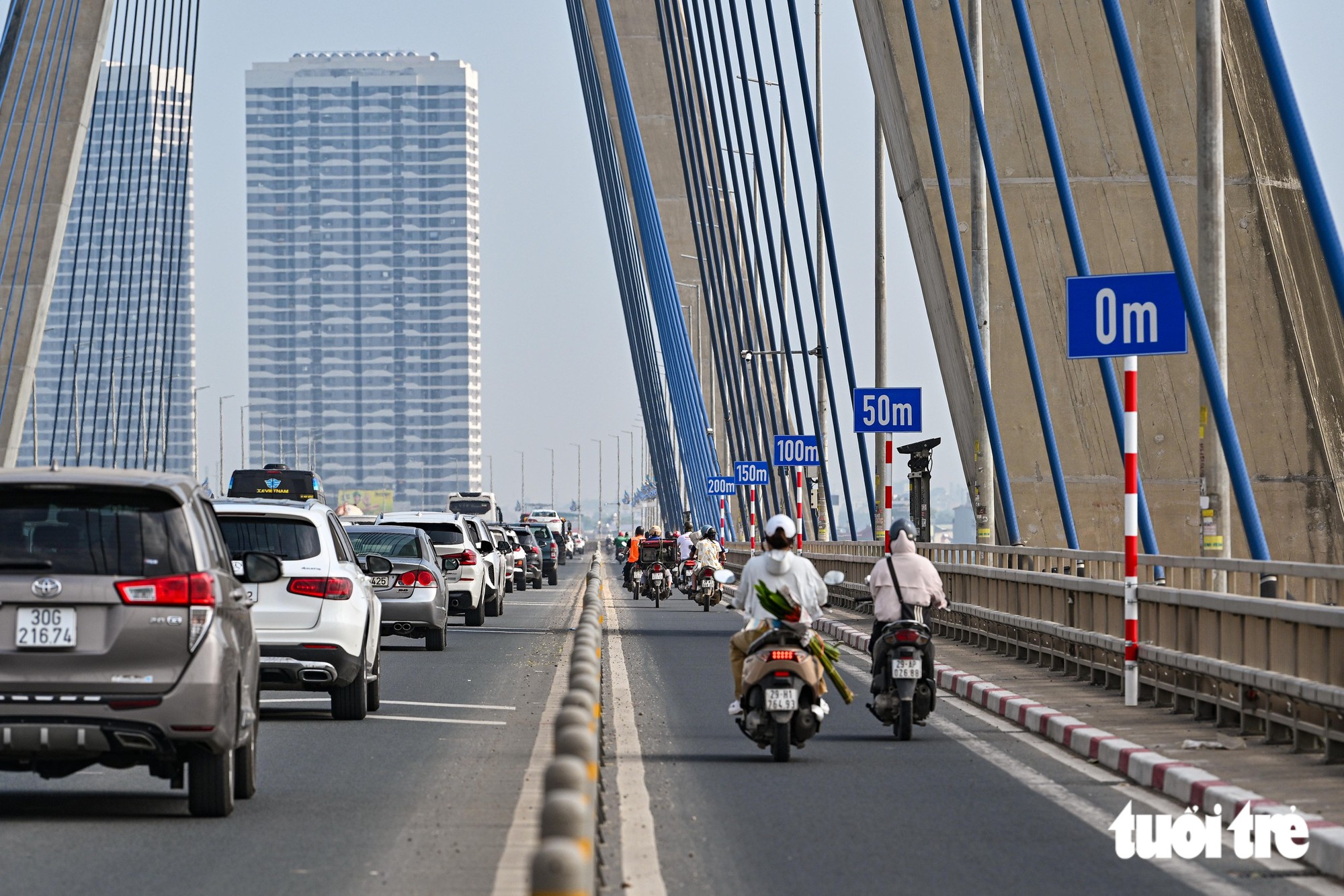 Lắp biển báo, vạch xác định khoảng cách trên cầu Nhật Tân: CSGT chủ yếu tuyên truyền, không tập trung xử phạt - Ảnh 2.