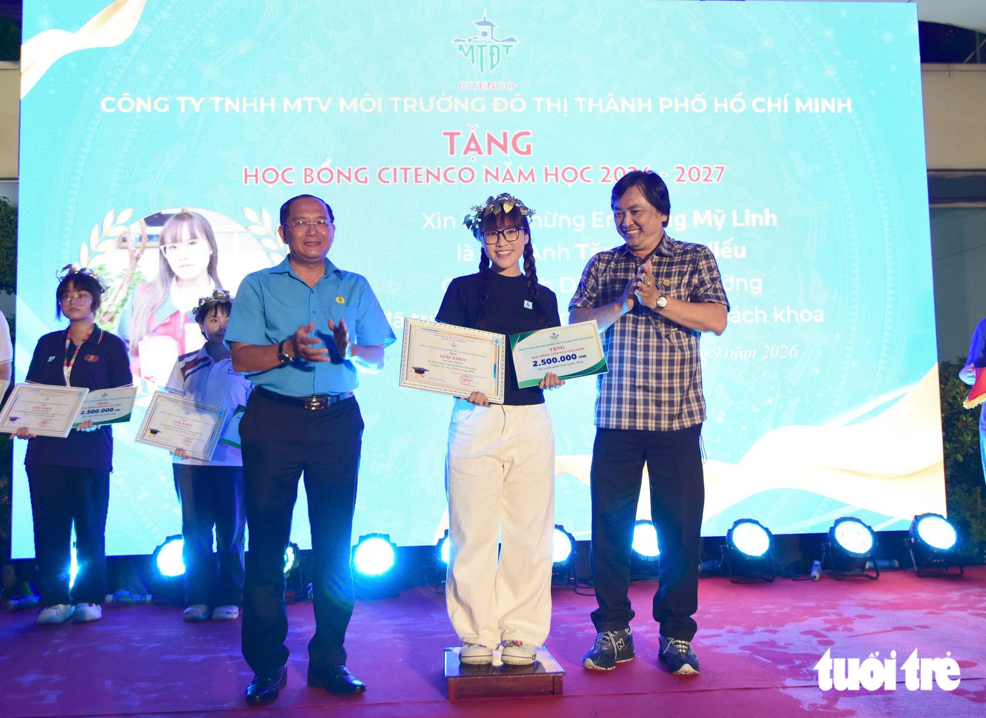 Học bổng đêm trung thu cho con em công nhân làm rác - Ảnh 1.