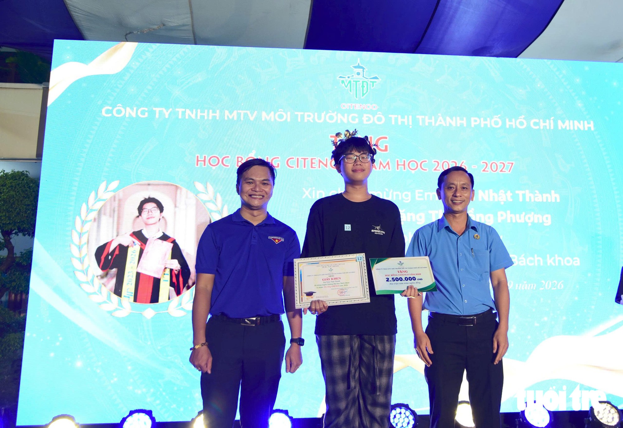 Học bổng đêm trung thu cho con em công nhân làm rác - Ảnh 2.