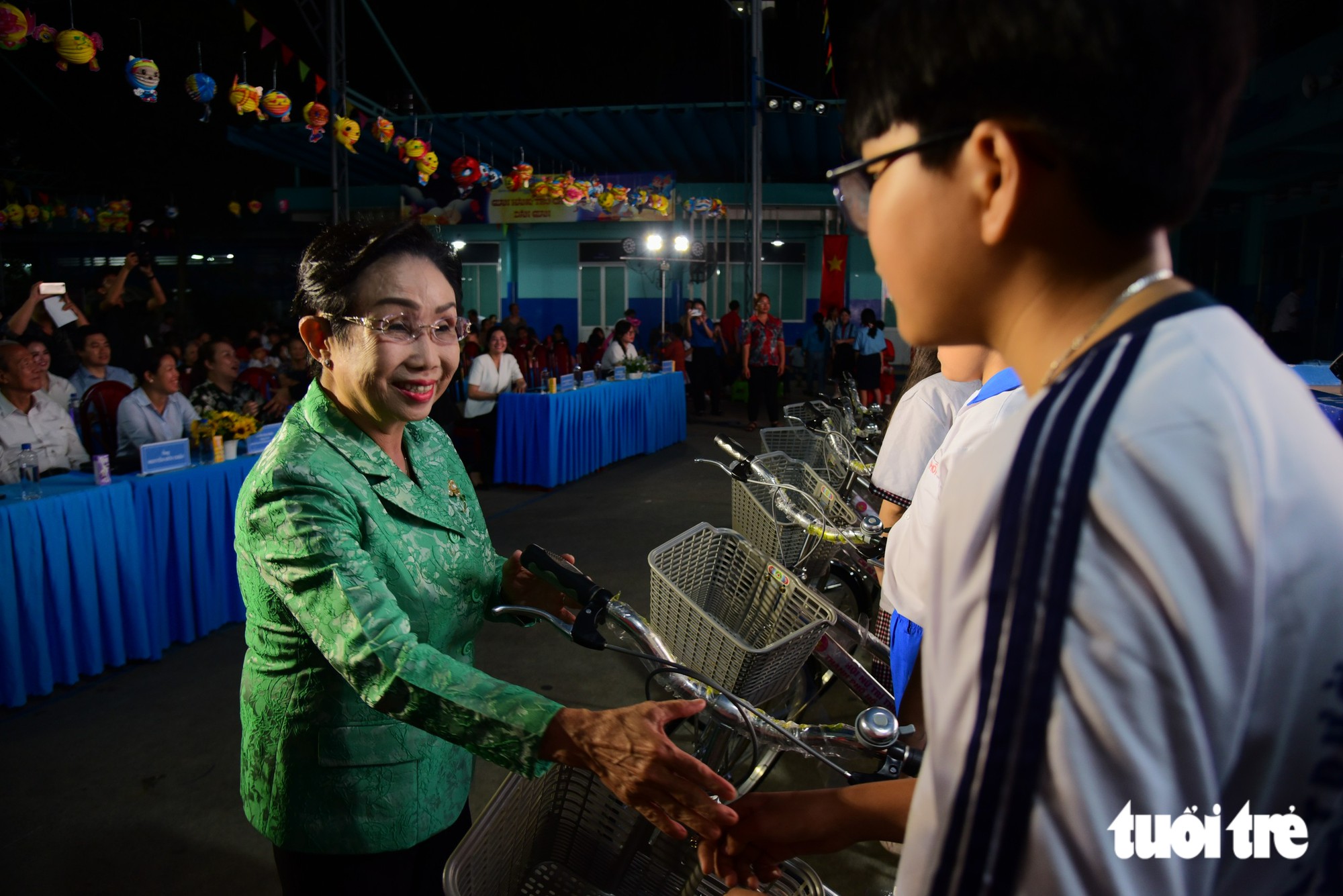 Học bổng đêm trung thu cho con em công nhân làm rác - Ảnh 4.