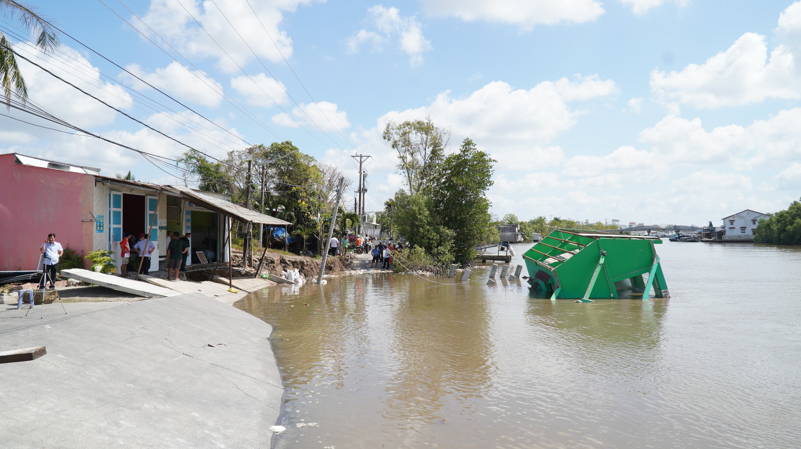 Giữa mùa nước nổi mà lo hạn mặn khốc liệt vì El Nino - Bài 2: Sạt lở đang 'bủa vây' miền Tây  - Ảnh 6.