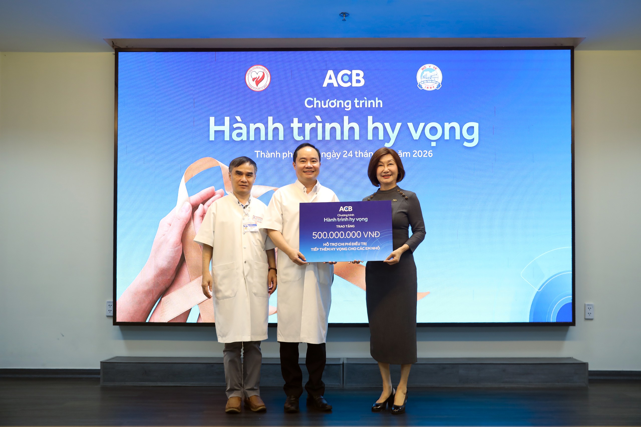 Hành trình Hy vọng đến Huế, ACB trao 500 triệu đồng hỗ trợ bệnh nhi - Ảnh 1.