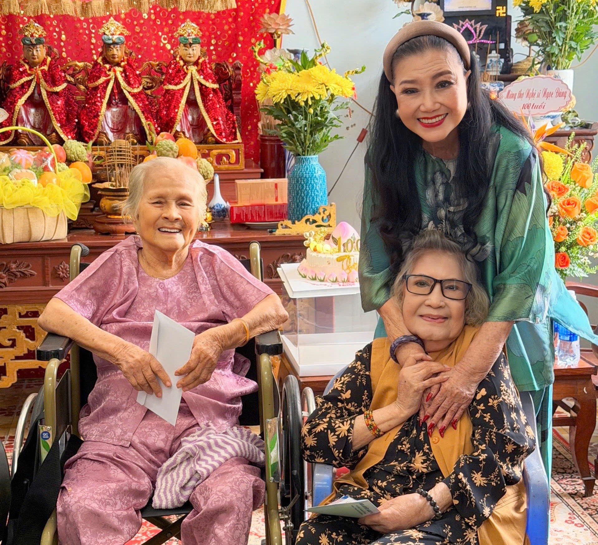 NSND Kim Cương mừng nghệ sĩ Ngọc Đáng 99 tuổi - Ảnh 1.