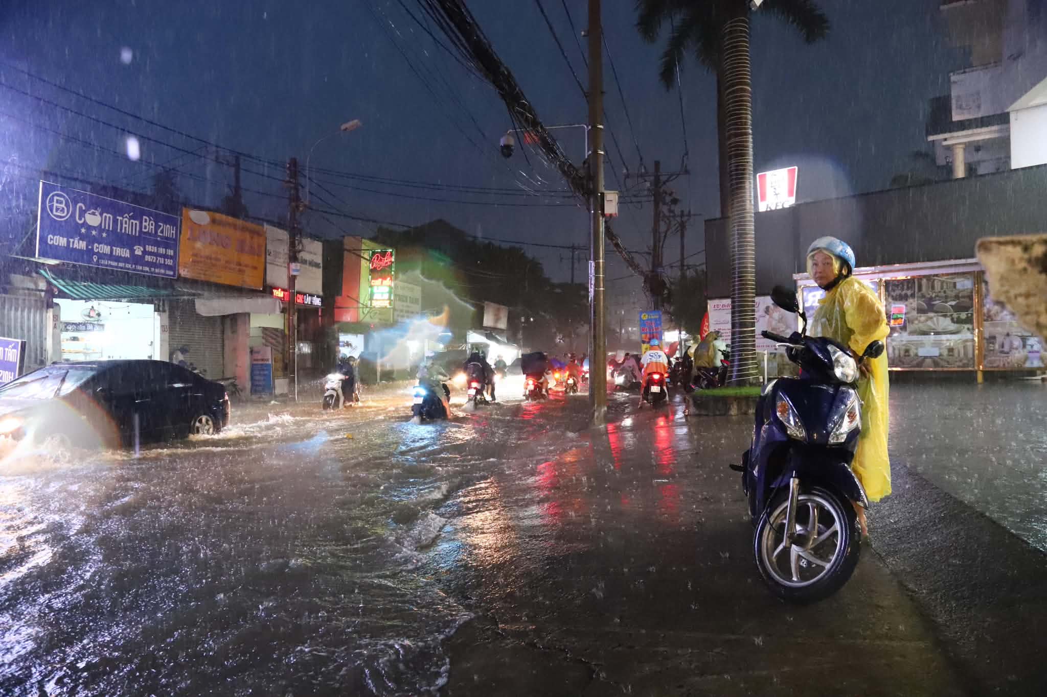 Ngã tư Nguyễn Văn Khối - Lê Văn Thọ ở TP.HCM bị ngập, học sinh dắt xe lội nước về nhà - Ảnh 11.