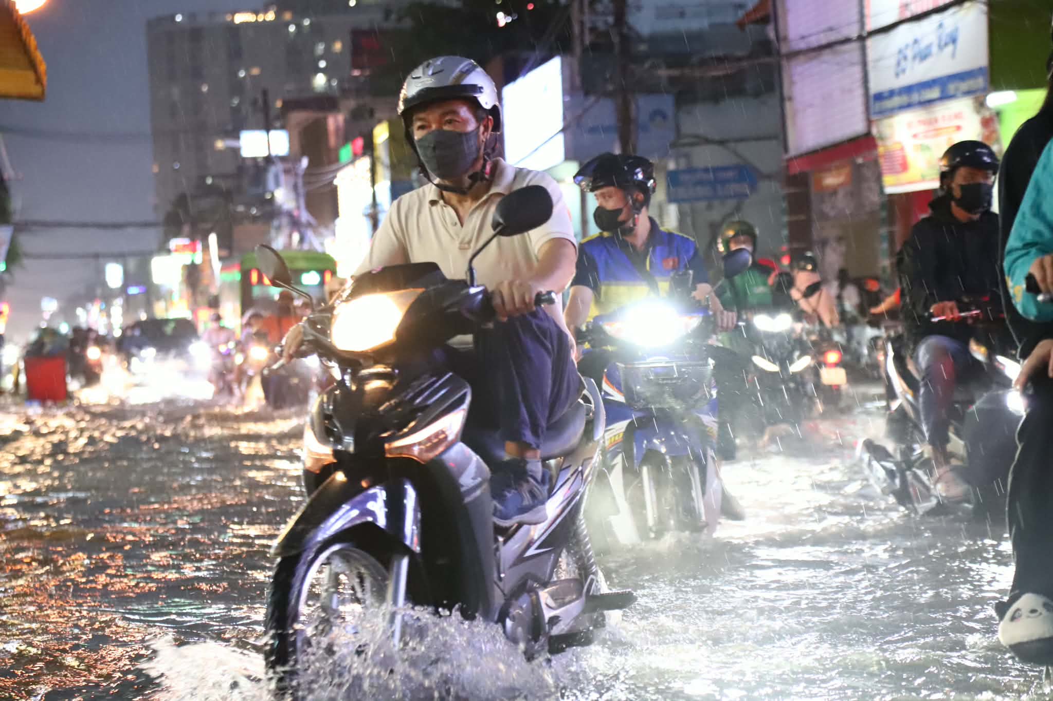 Ngã tư Nguyễn Văn Khối - Lê Văn Thọ ở TP.HCM bị ngập, học sinh dắt xe lội nước về nhà - Ảnh 12.