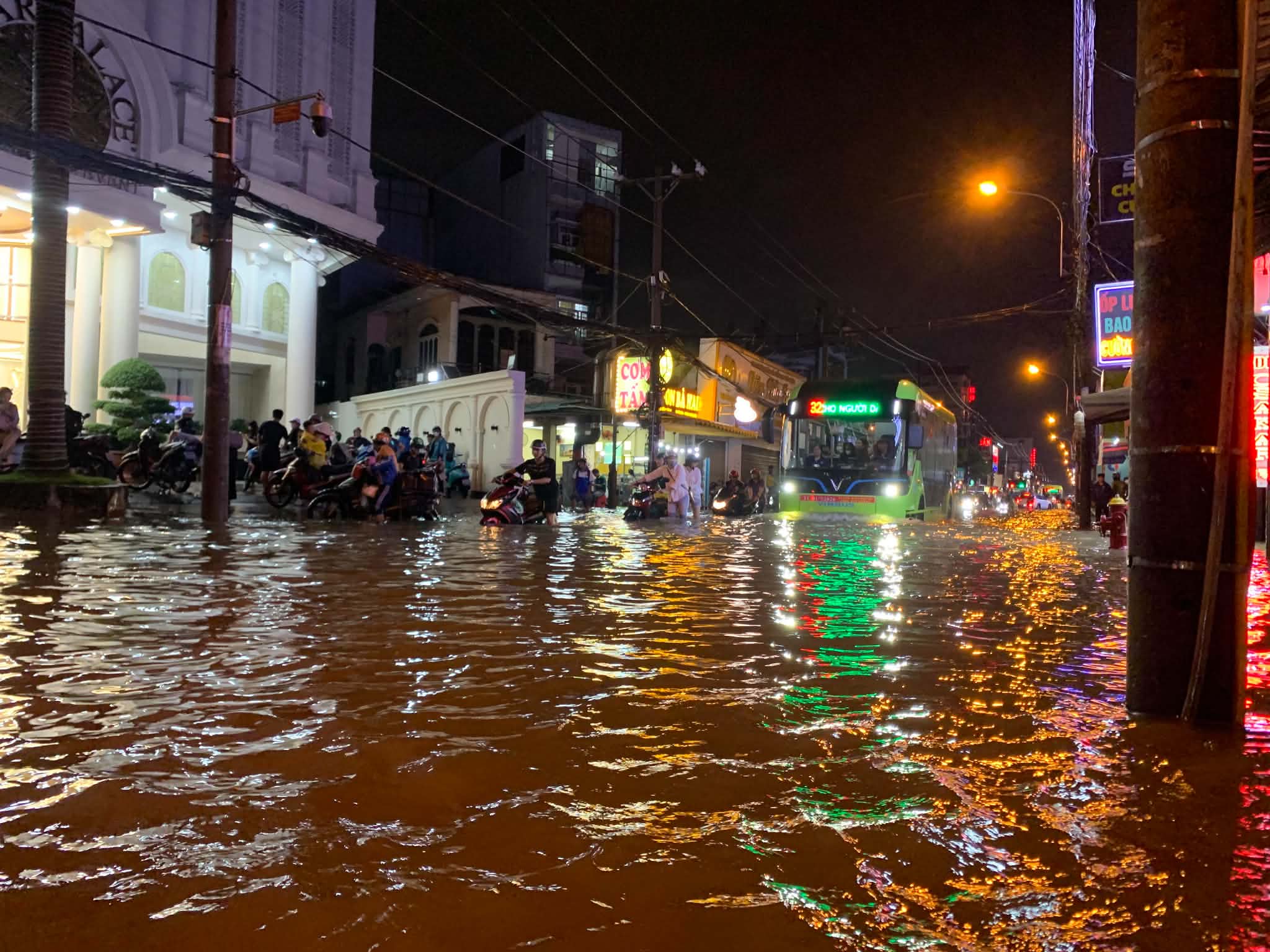 Ngã tư Nguyễn Văn Khối - Lê Văn Thọ ở TP.HCM bị ngập, học sinh dắt xe lội nước về nhà - Ảnh 15.