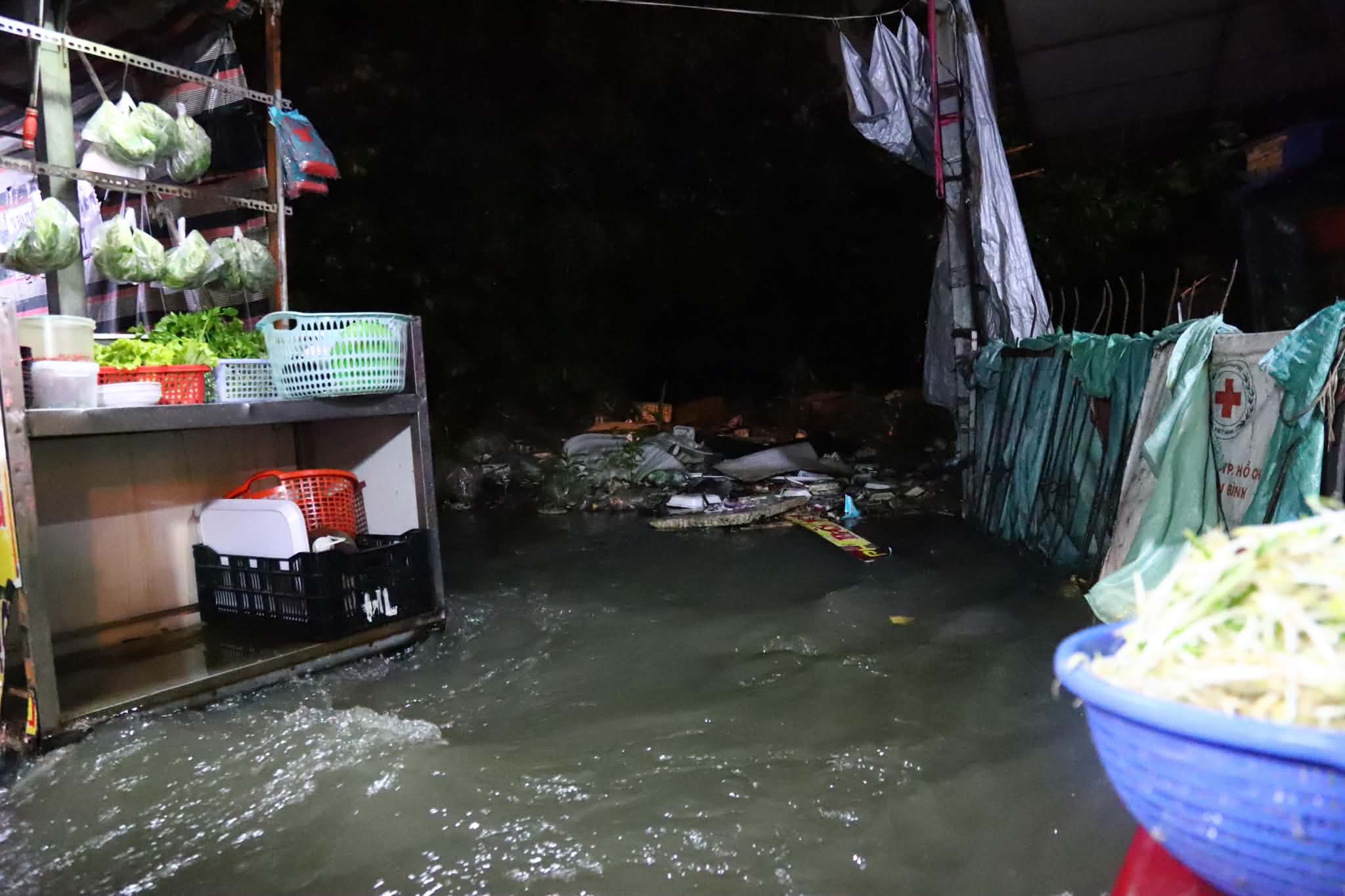 Ngã tư Nguyễn Văn Khối - Lê Văn Thọ ở TP.HCM bị ngập, học sinh dắt xe lội nước về nhà - Ảnh 16.