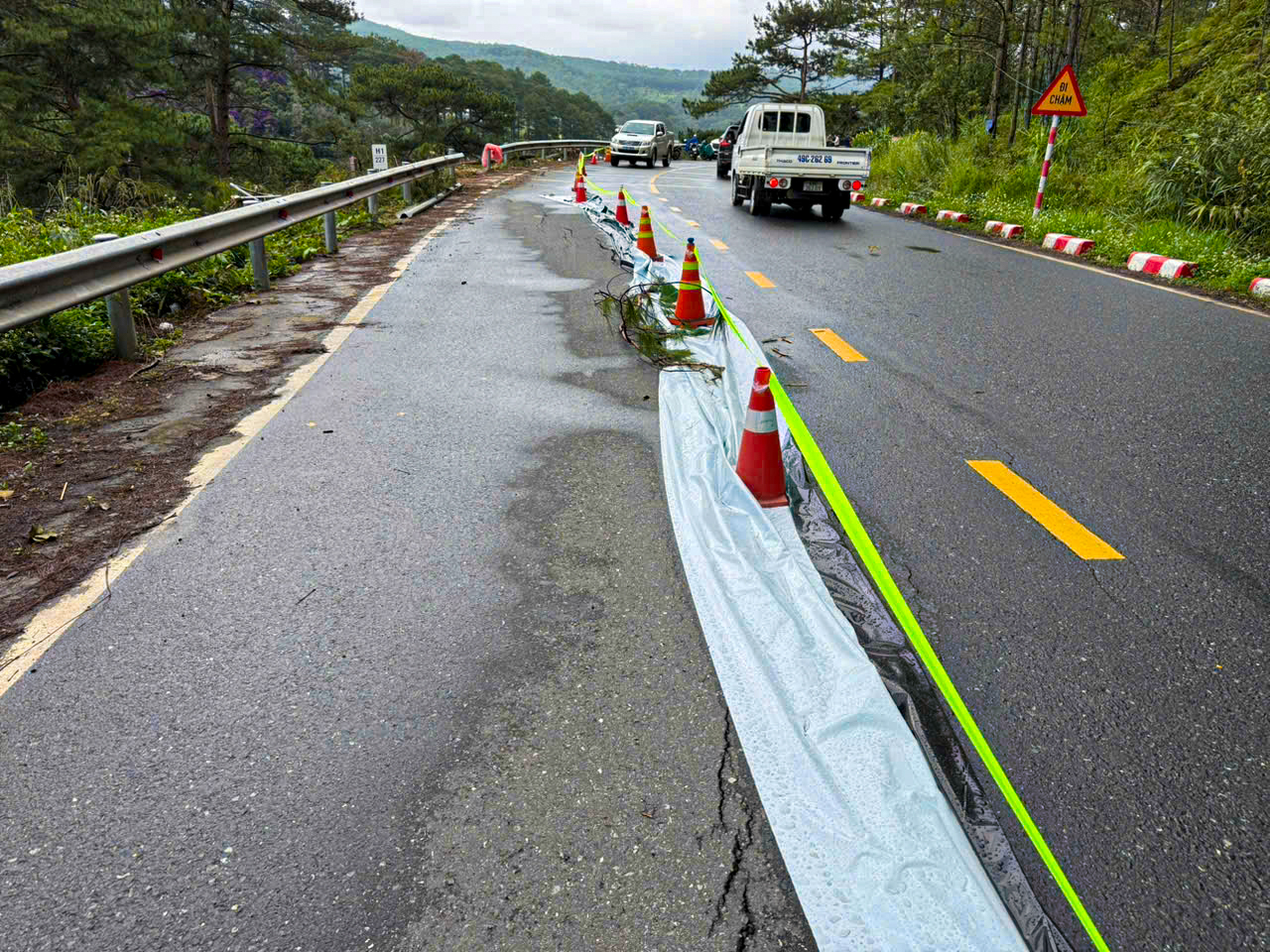 Đèo Mimosa Đà Lạt nứt dài 50m, lún gần nửa mặt đường - Ảnh 1.