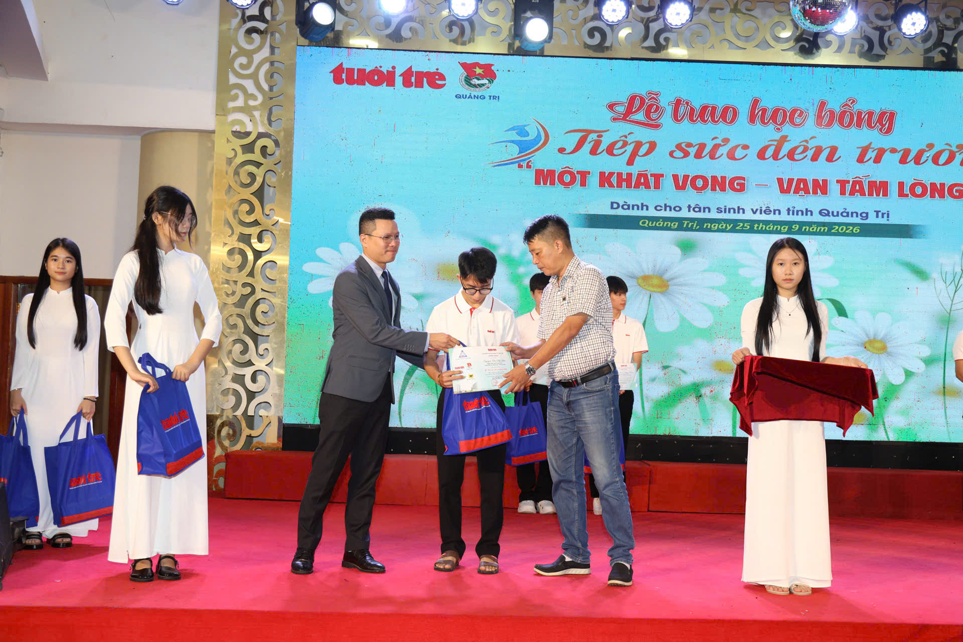 Tặng 50 triệu đồng cho nam SV không còn cha mẹ, tuổi thơ phải bán dừa, chạy bàn để được đi học - Ảnh 33.