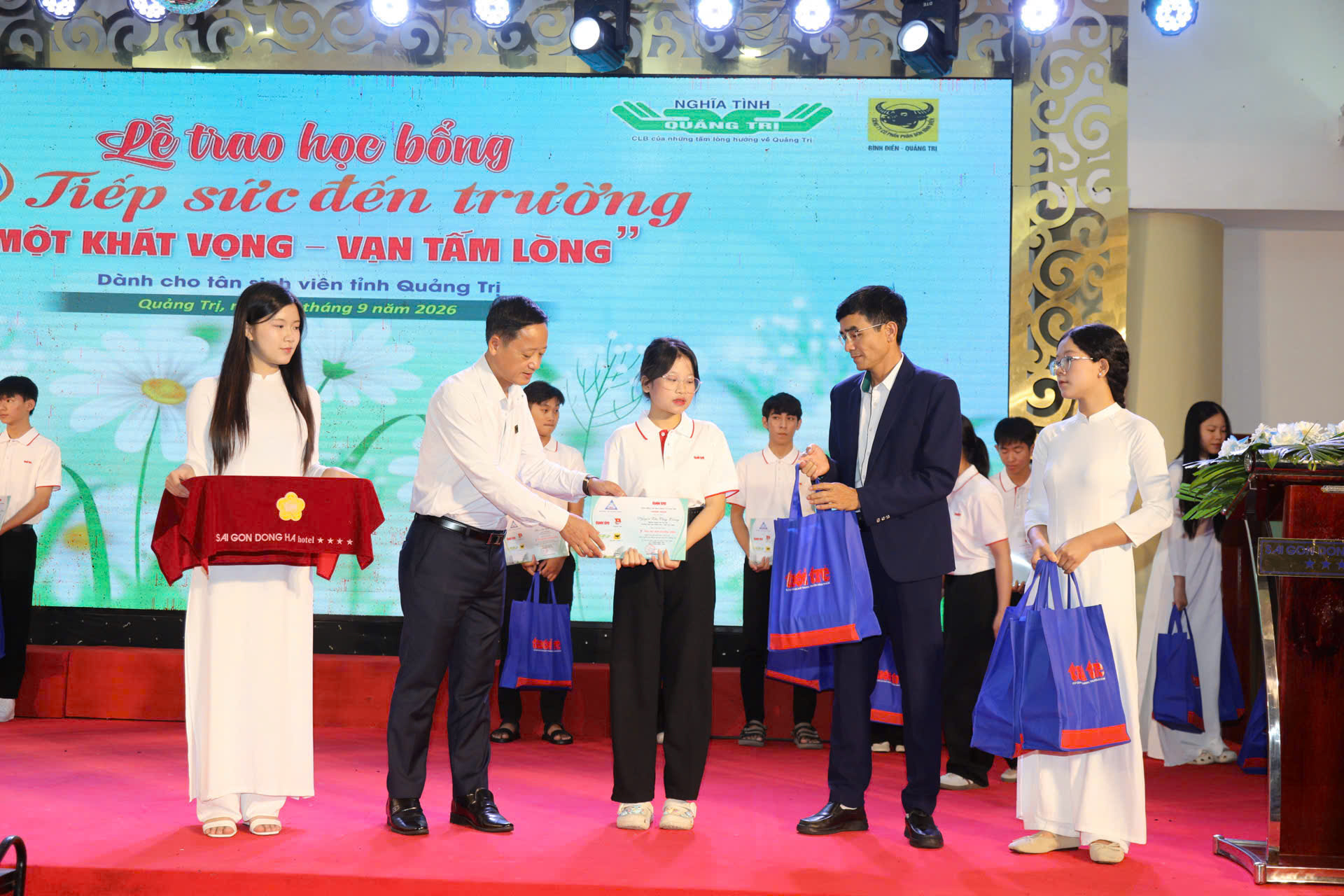 Tặng 50 triệu đồng cho nam SV không còn cha mẹ, tuổi thơ phải bán dừa, chạy bàn để được đi học - Ảnh 32.