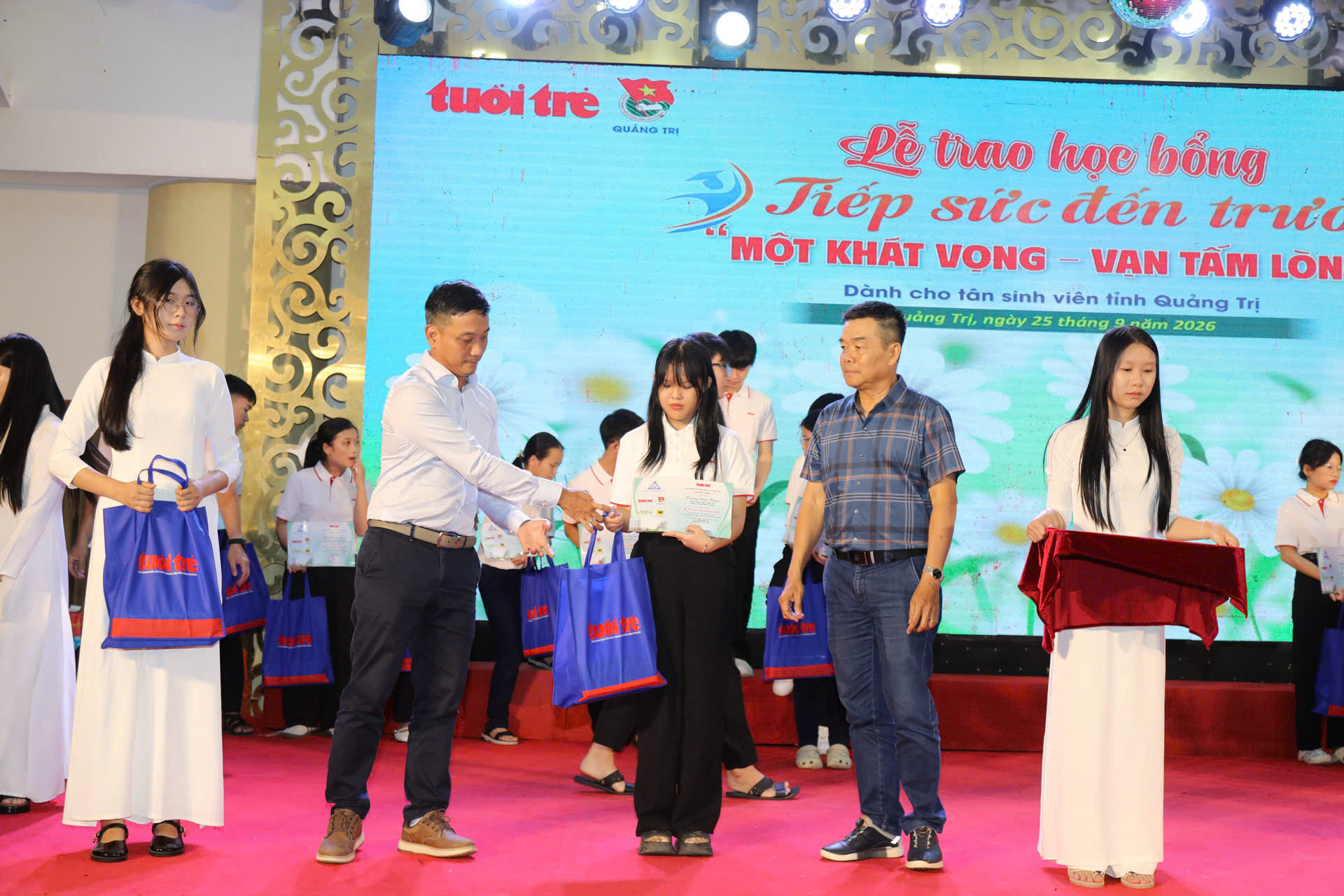 Tặng 50 triệu đồng cho nam SV không còn cha mẹ, tuổi thơ phải bán dừa, chạy bàn để được đi học - Ảnh 30.