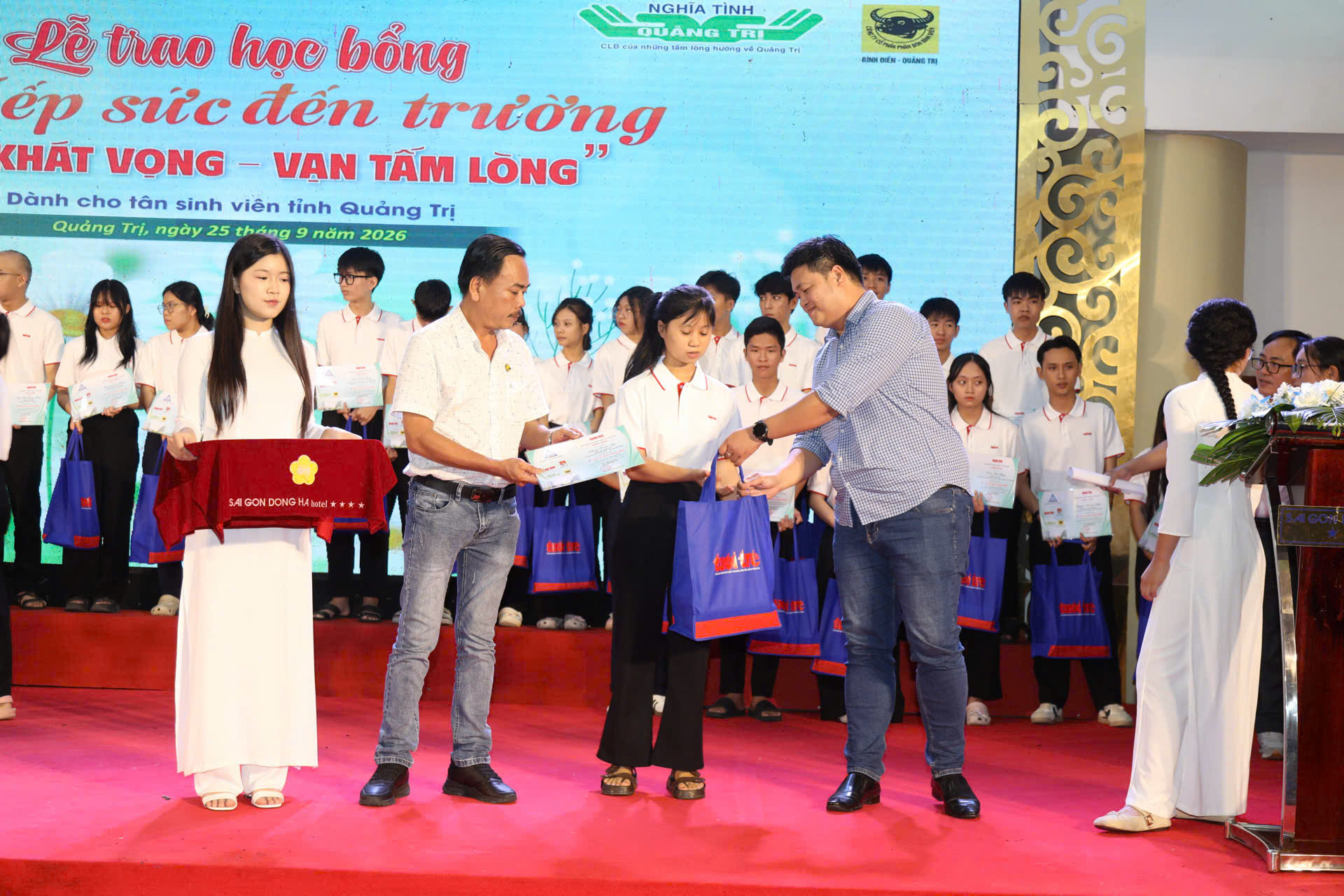 Tặng 50 triệu đồng cho nam SV không còn cha mẹ, tuổi thơ phải bán dừa, chạy bàn để được đi học - Ảnh 27.