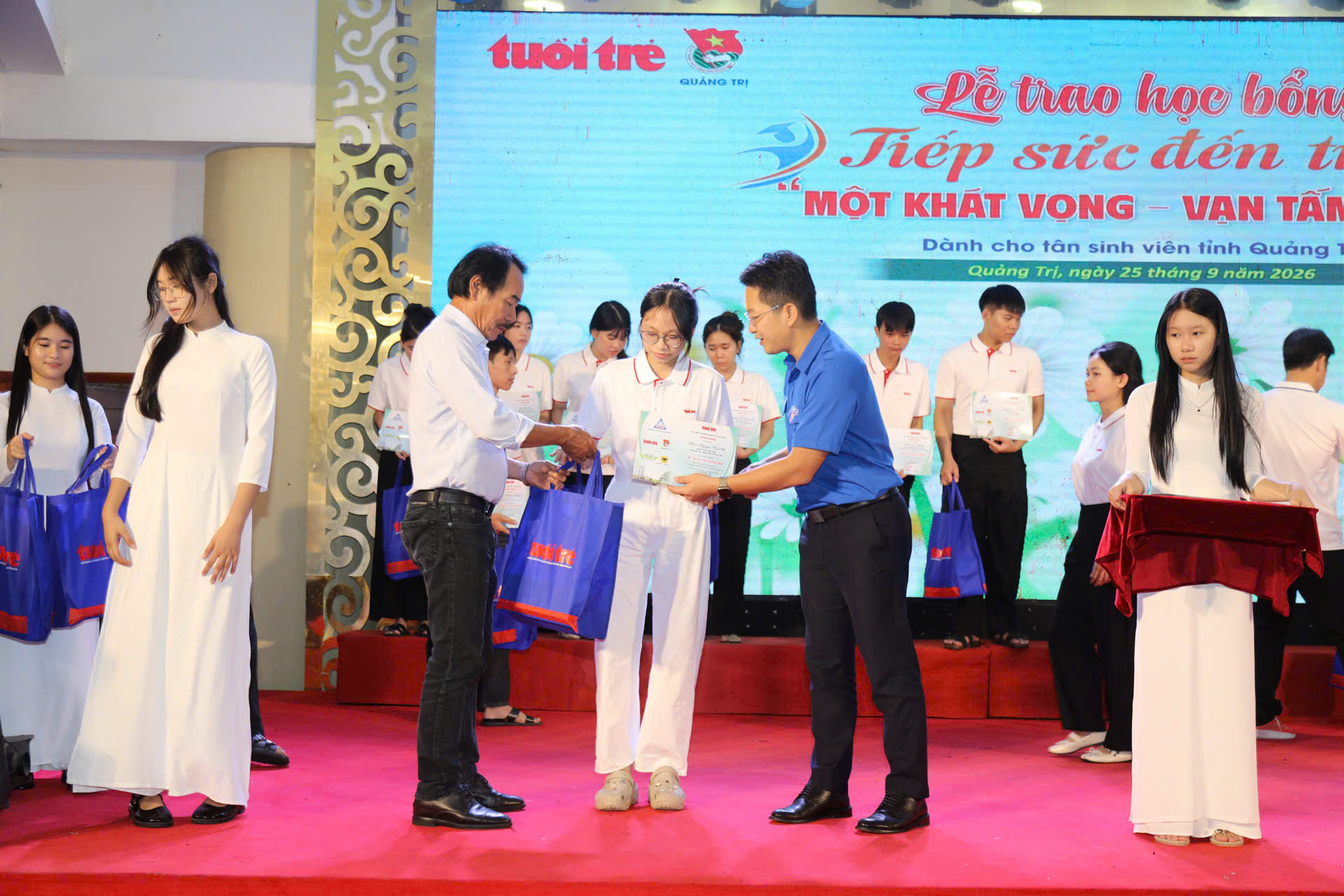 Tặng 50 triệu đồng cho nam SV không còn cha mẹ, tuổi thơ phải bán dừa, chạy bàn để được đi học - Ảnh 22.
