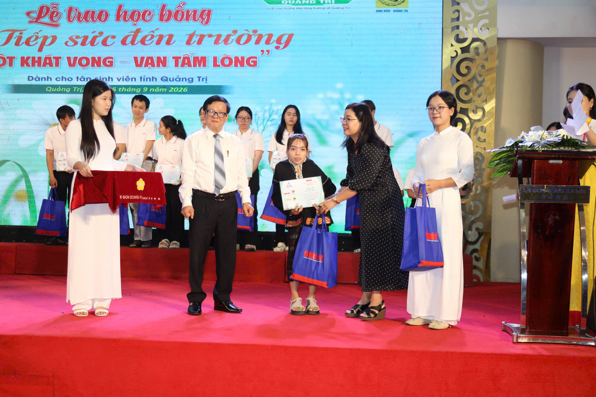 Tặng 50 triệu đồng cho nam SV không còn cha mẹ, tuổi thơ phải bán dừa, chạy bàn để được đi học - Ảnh 20.