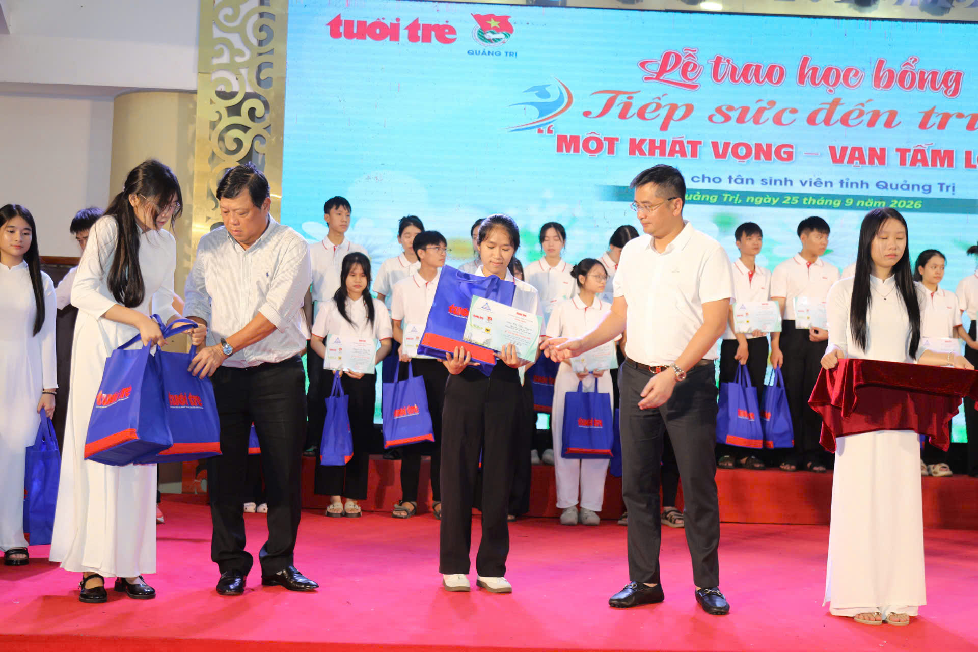 Tặng 50 triệu đồng cho nam SV không còn cha mẹ, tuổi thơ phải bán dừa, chạy bàn để được đi học - Ảnh 25.