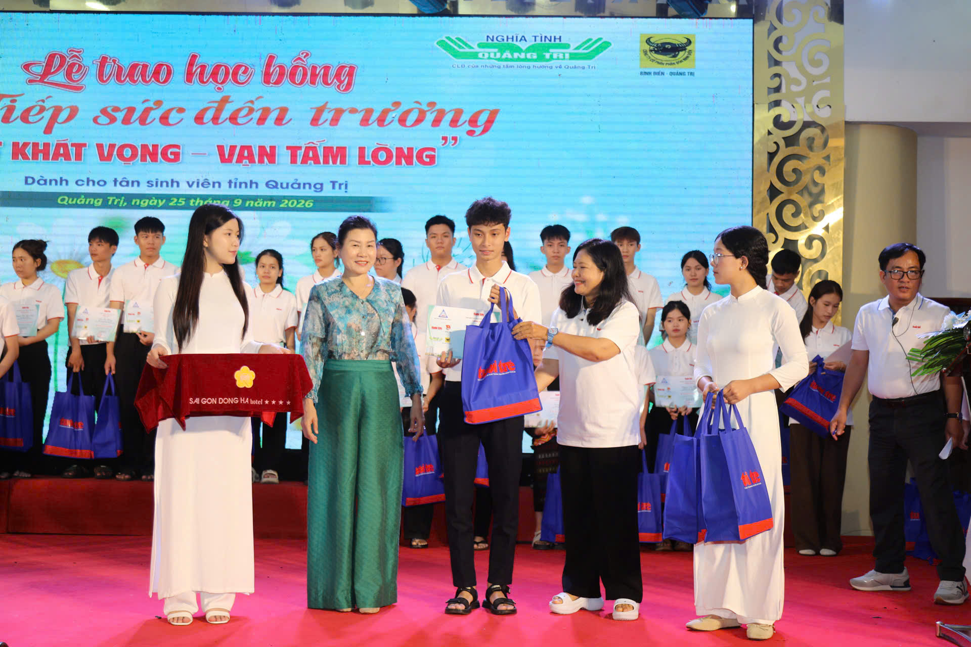 Tặng 50 triệu đồng cho nam SV không còn cha mẹ, tuổi thơ phải bán dừa, chạy bàn để được đi học - Ảnh 21.